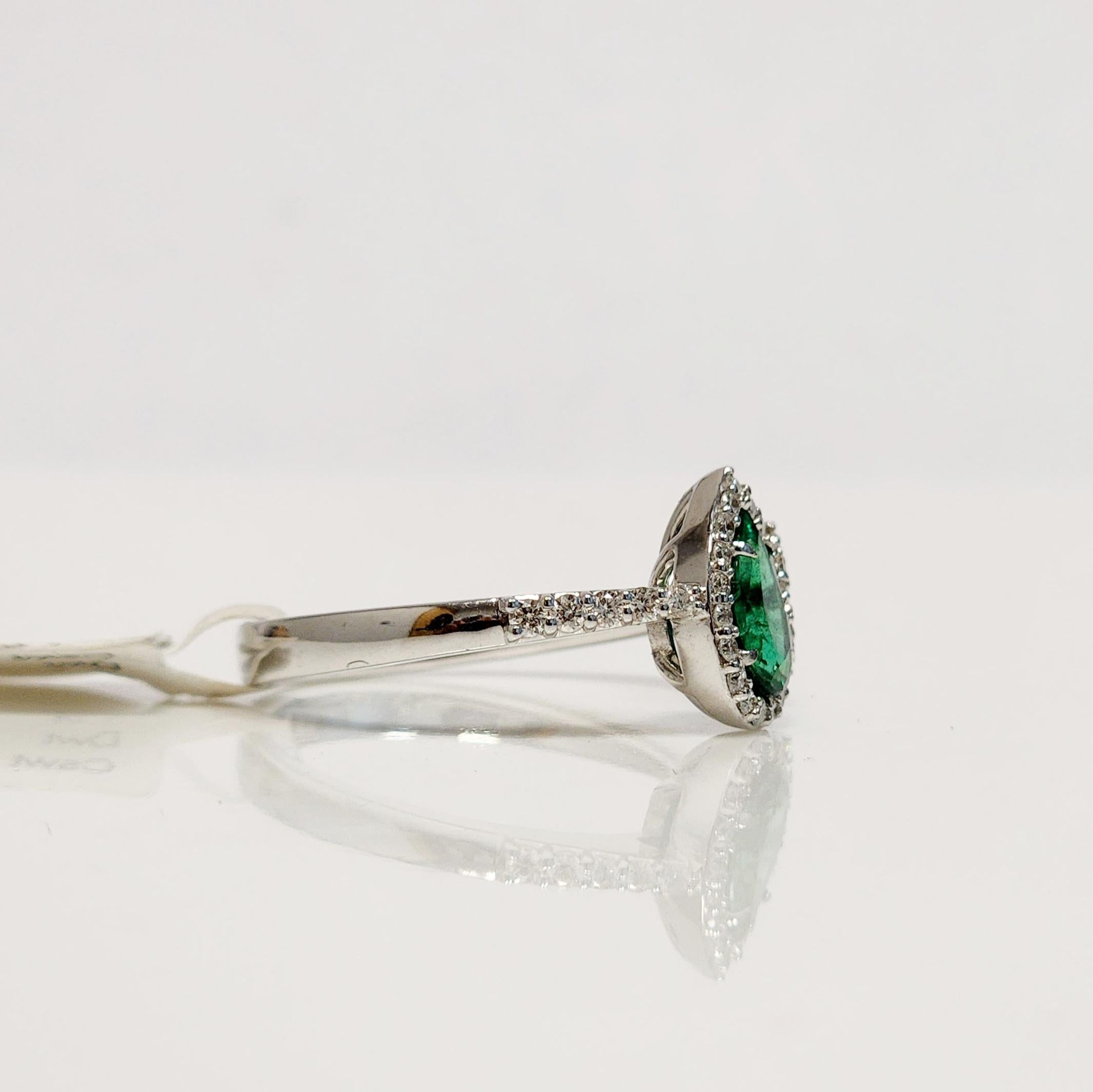 Modern Exquisite Toi Et Moi Emerald and Kite Shaped Diamond Ring For Sale