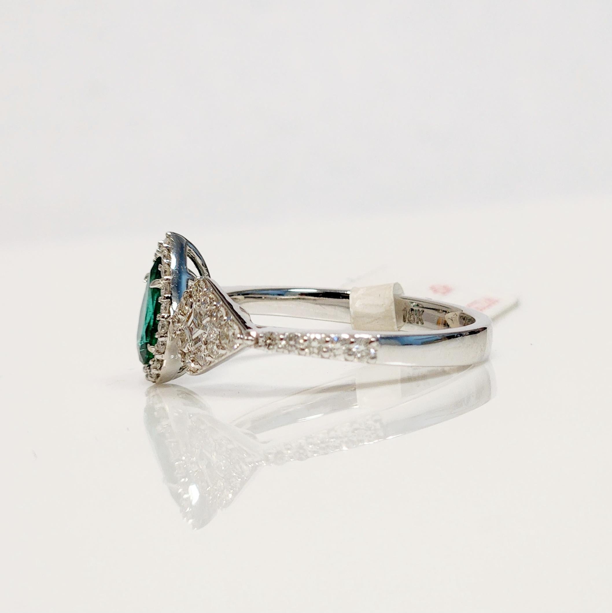 Pear Cut Exquisite Toi Et Moi Emerald and Kite Shaped Diamond Ring For Sale