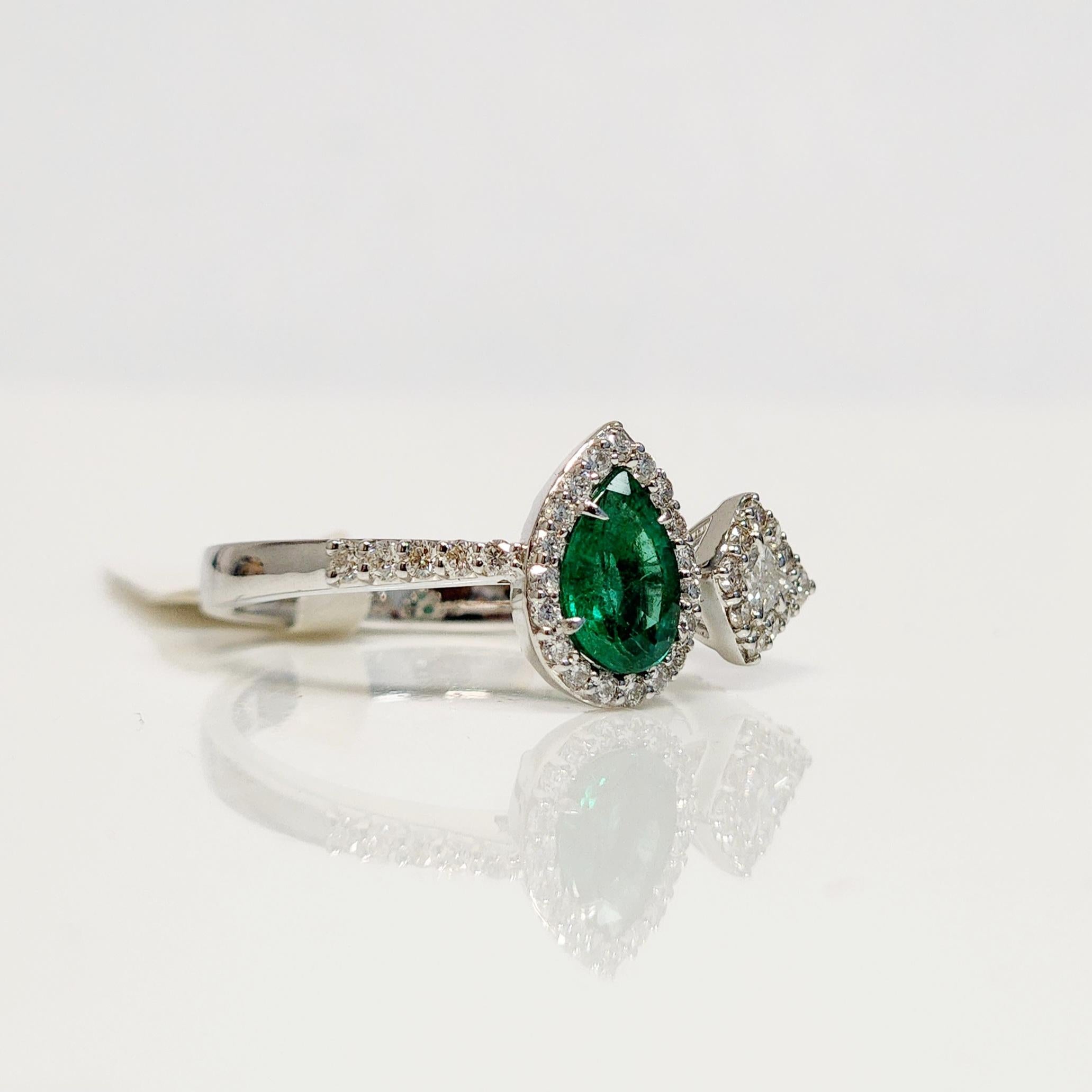 Exquisite Toi Et Moi Emerald and Kite Shaped Diamond Ring In New Condition For Sale In New York, NY