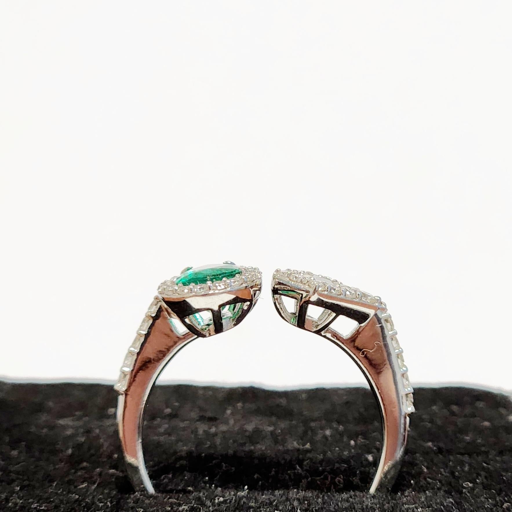 Exquisite Toi Et Moi Emerald and Kite Shaped Diamond Ring For Sale 1