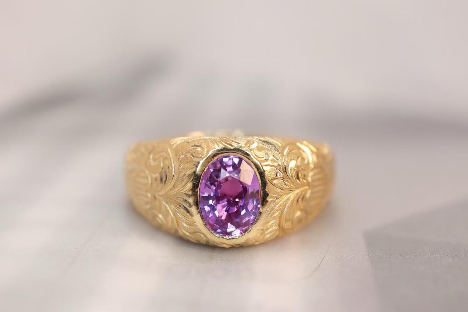 Exquisite Top Tier Ring mit nicht erhitztem Saphir und komplizierter Handschnitzerei

Hauptstein - 1.03 CT
Goldgewicht - 4,07 GM

Ausgezeichneter Edelstein: Verfügt über einen nicht erhitzten lila Edelstein mit einer makellosen, glasigen Textur für