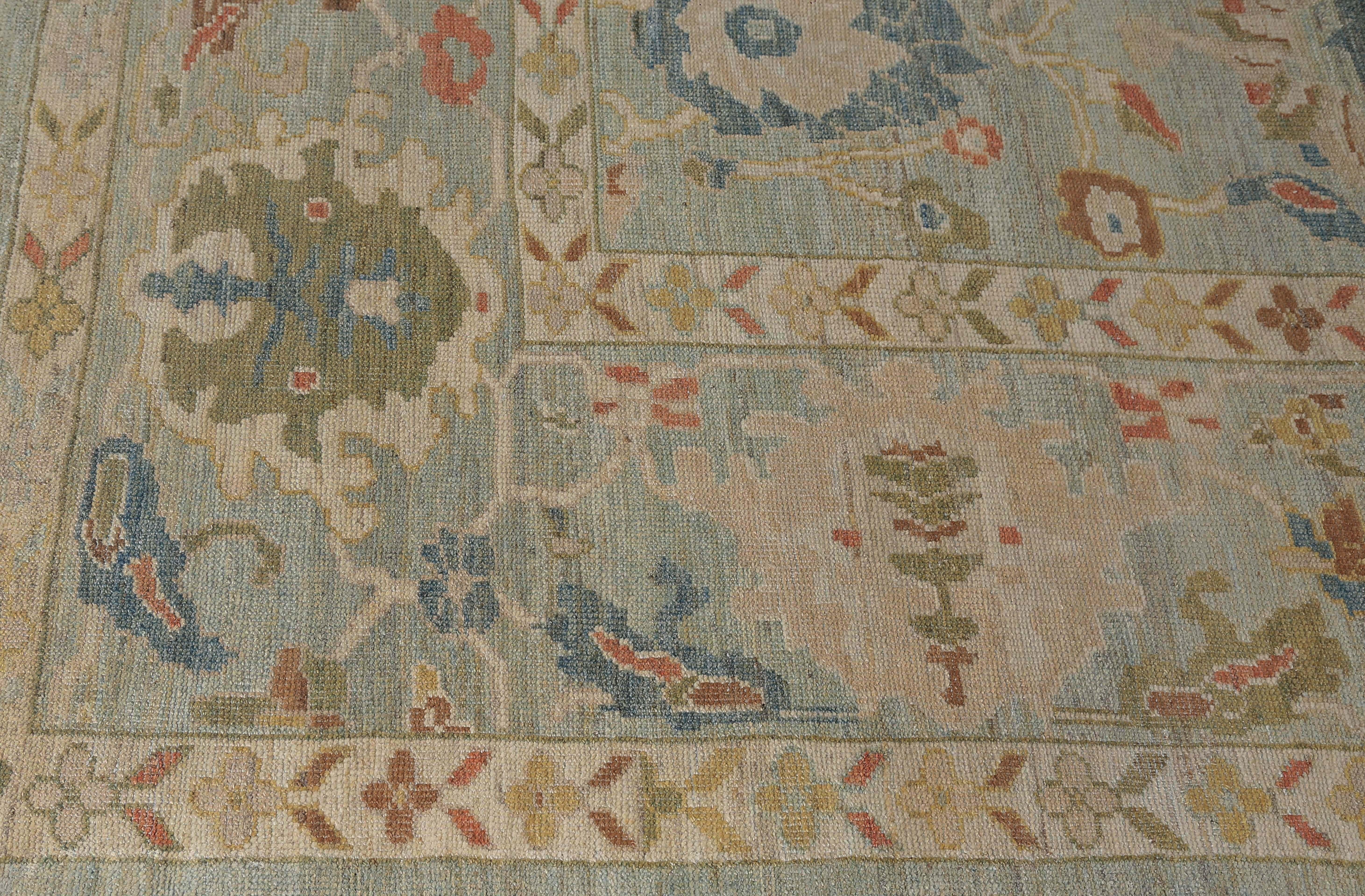 Wir präsentieren unseren exquisiten handgefertigten türkischen Sultanabad-Teppich mit den Maßen 9'6'' x 12'10''! Dieses atemberaubende Stück zeigt ein wunderschönes traditionelles Design in Blautönen vor einem neutralen beigen Hintergrund. Die
