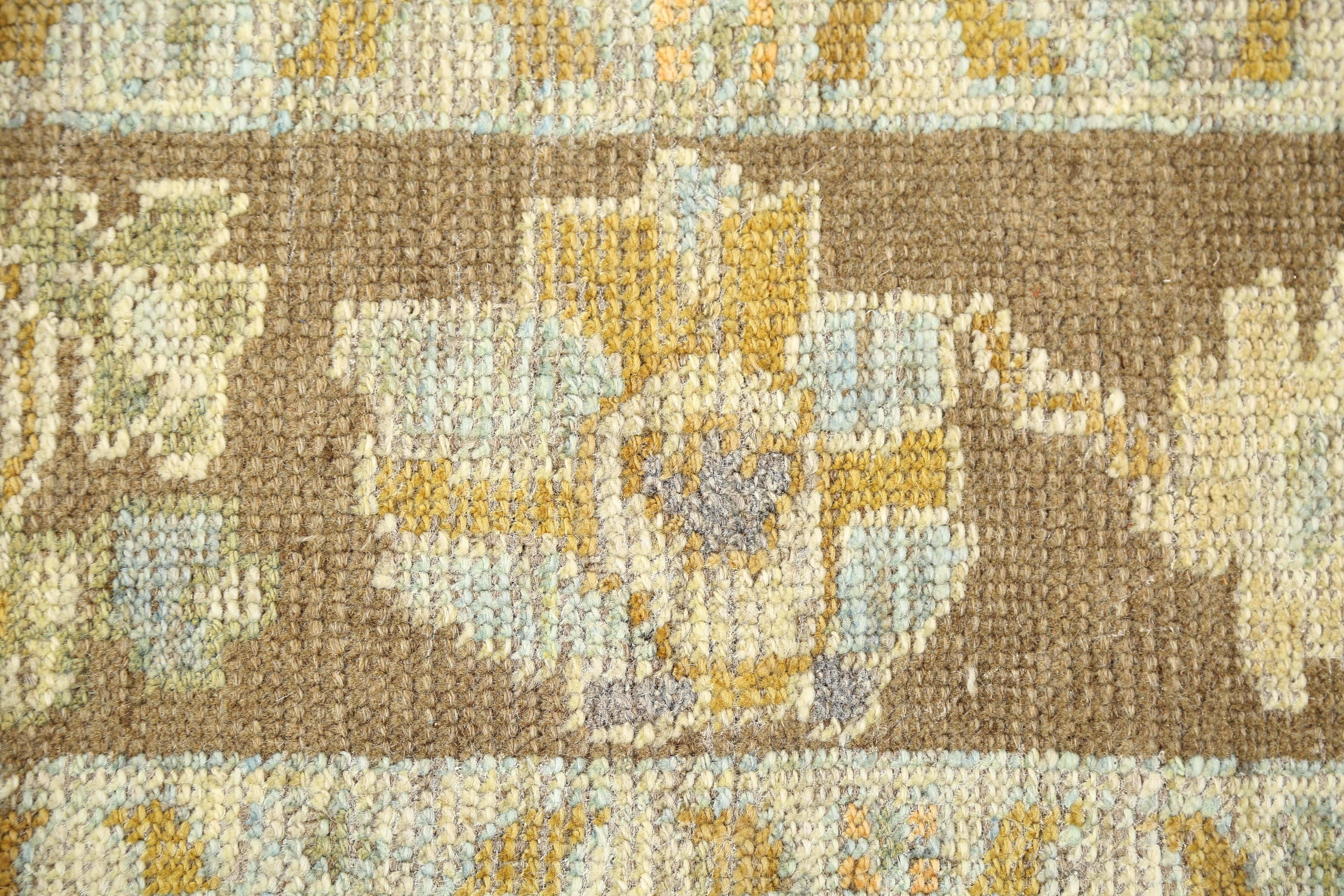 Voici notre exquis tapis turc Oushak, mesurant 6'10'' x 9'1''. Ce tapis est un véritable chef-d'œuvre, fabriqué à la main avec précision et soin. Le design complexe présente de superbes médaillons de fleurs qui ne manqueront pas d'attirer votre
