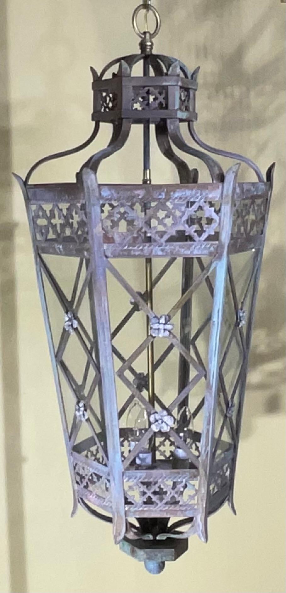 Exquisito latón de estilo toscano  Farol colgante - Una pieza de arte atemporal en venta 3