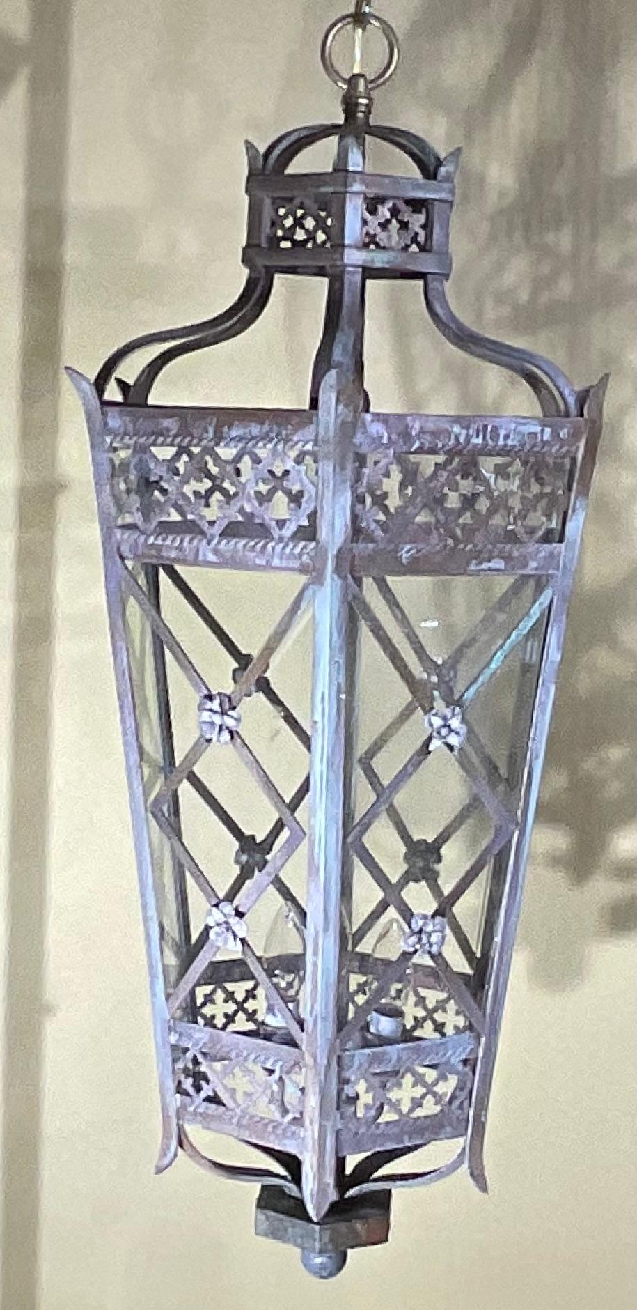 Exquisito latón de estilo toscano  Farol colgante - Una pieza de arte atemporal en venta 4