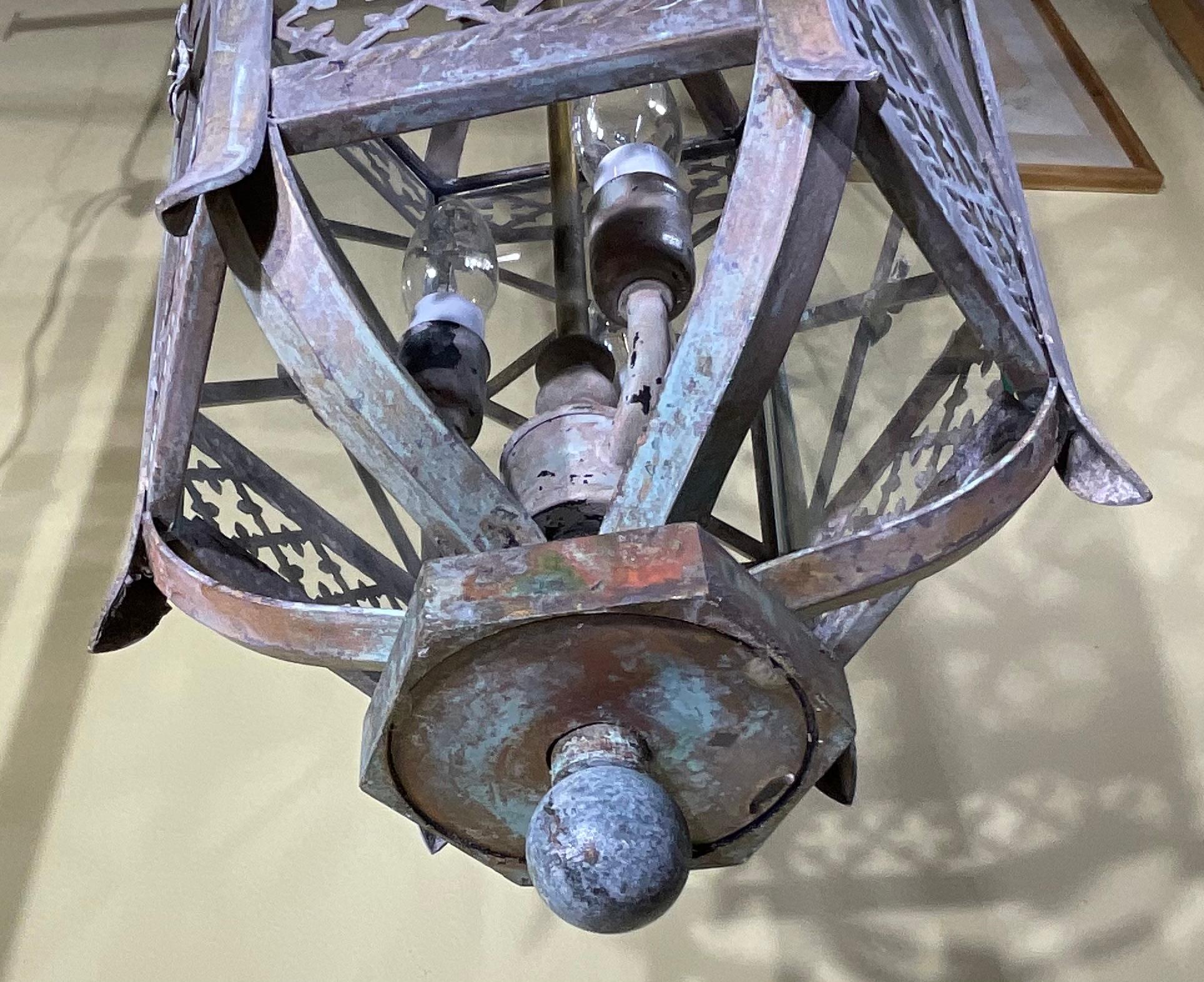 Exquisito latón de estilo toscano  Farol colgante - Una pieza de arte atemporal en venta 5