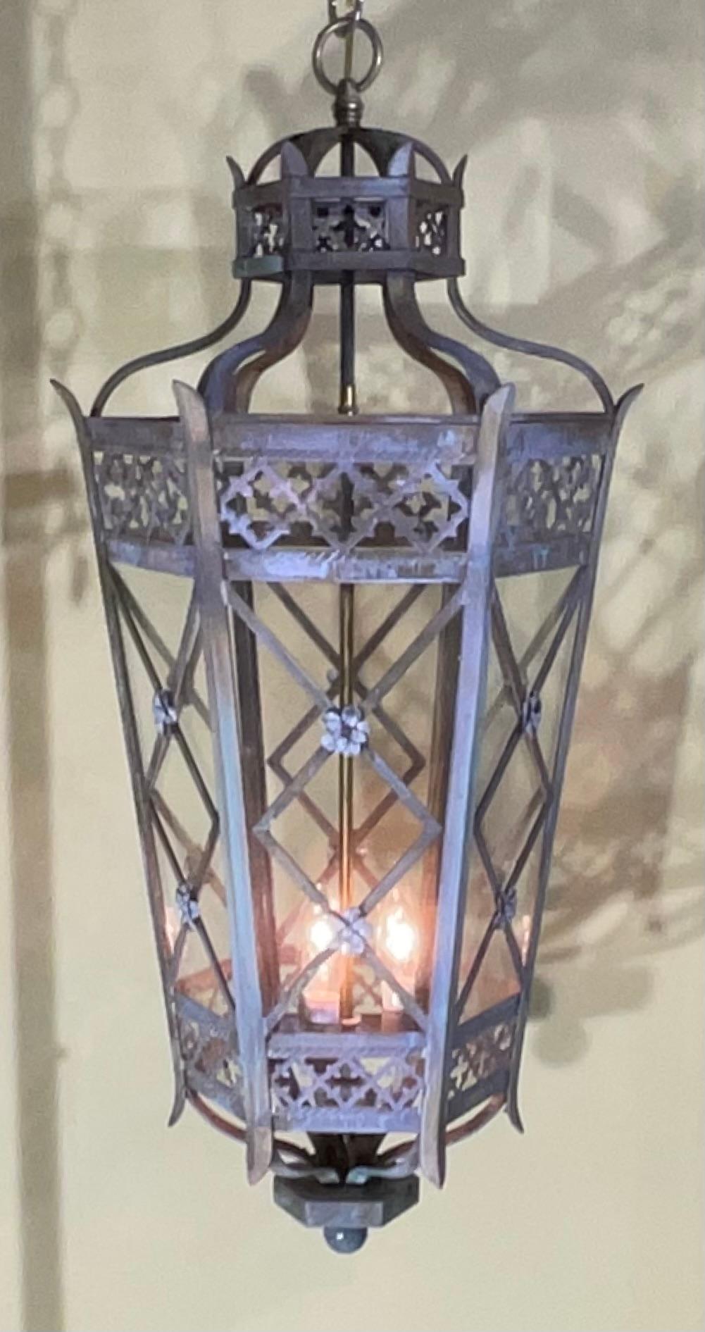 Exquisito latón de estilo toscano  Farol colgante - Una pieza de arte atemporal en venta 6