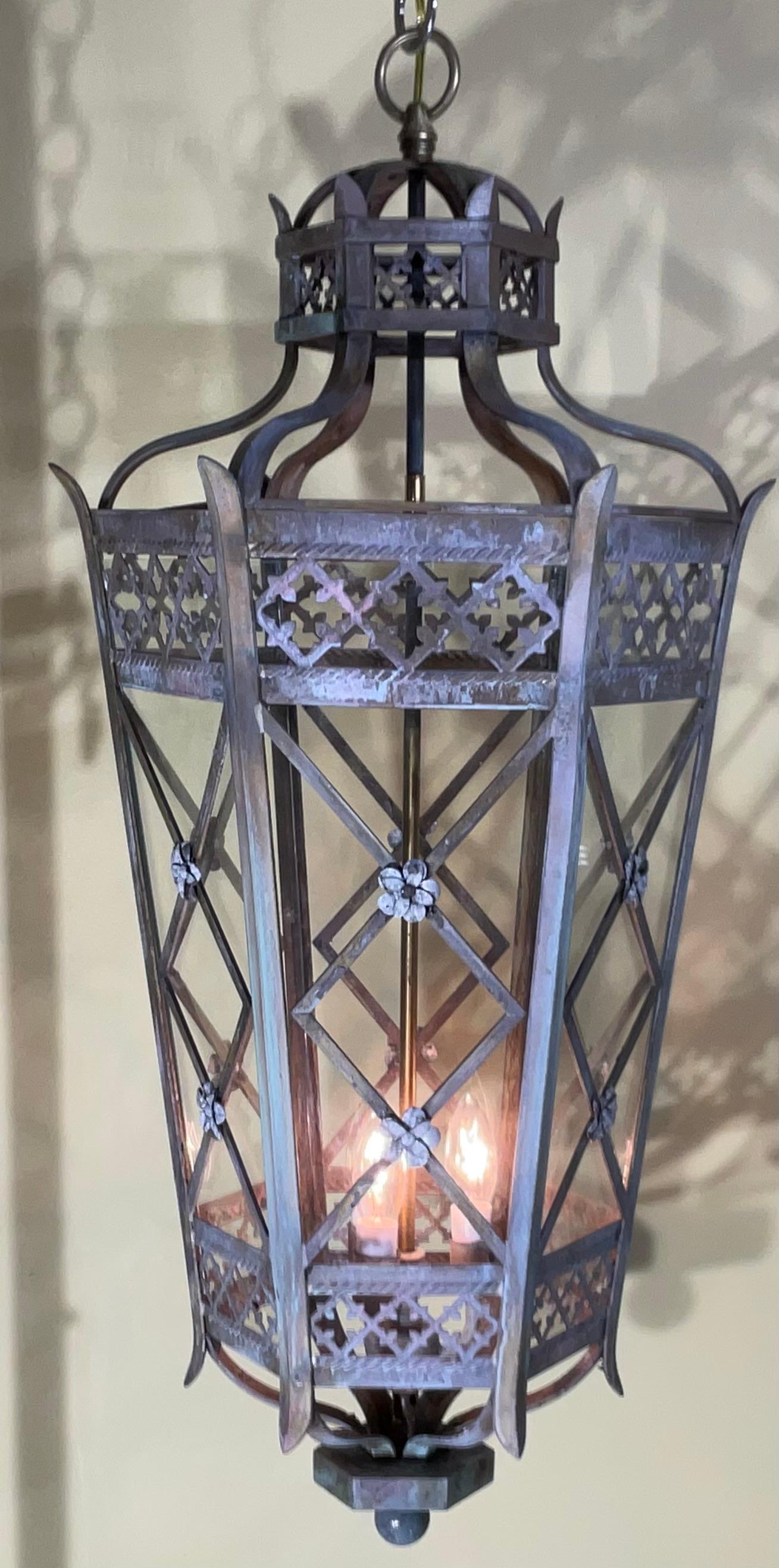 


Disfruta de la calidez y la elegancia de este impresionante farolillo colgante de estilo toscano. No es sólo un accesorio de iluminación; es una pieza que llama la atención, un tema de conversación y un toque de arte europeo para tu hogar. 