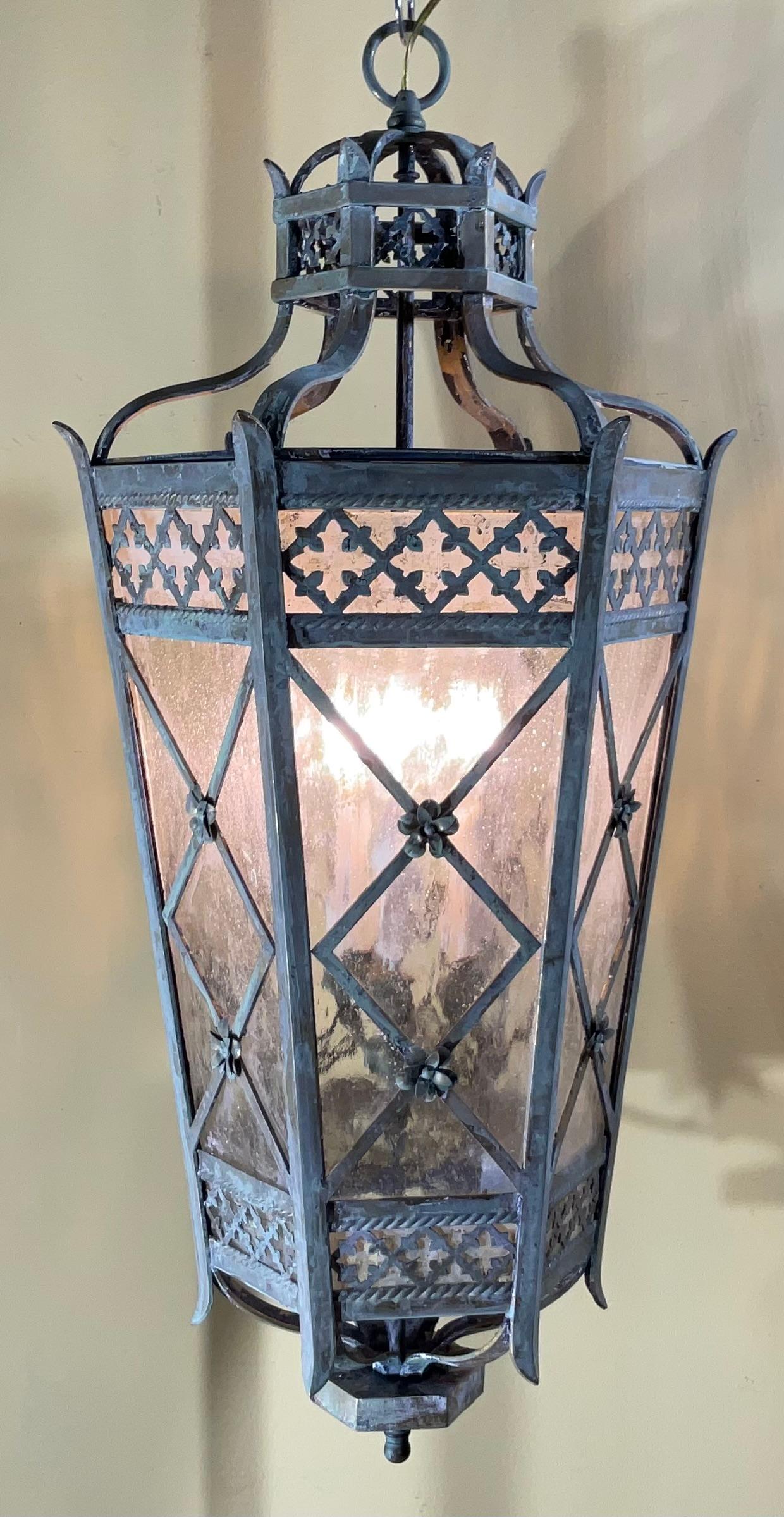 


Eleg la chaleur et l'élégance de cette superbe lanterne suspendue de style toscan. Il ne s'agit pas d'un simple luminaire, mais d'une pièce d'apparat, d'un sujet de conversation et d'une touche d'art européen pour votre maison.  Imaginez cette