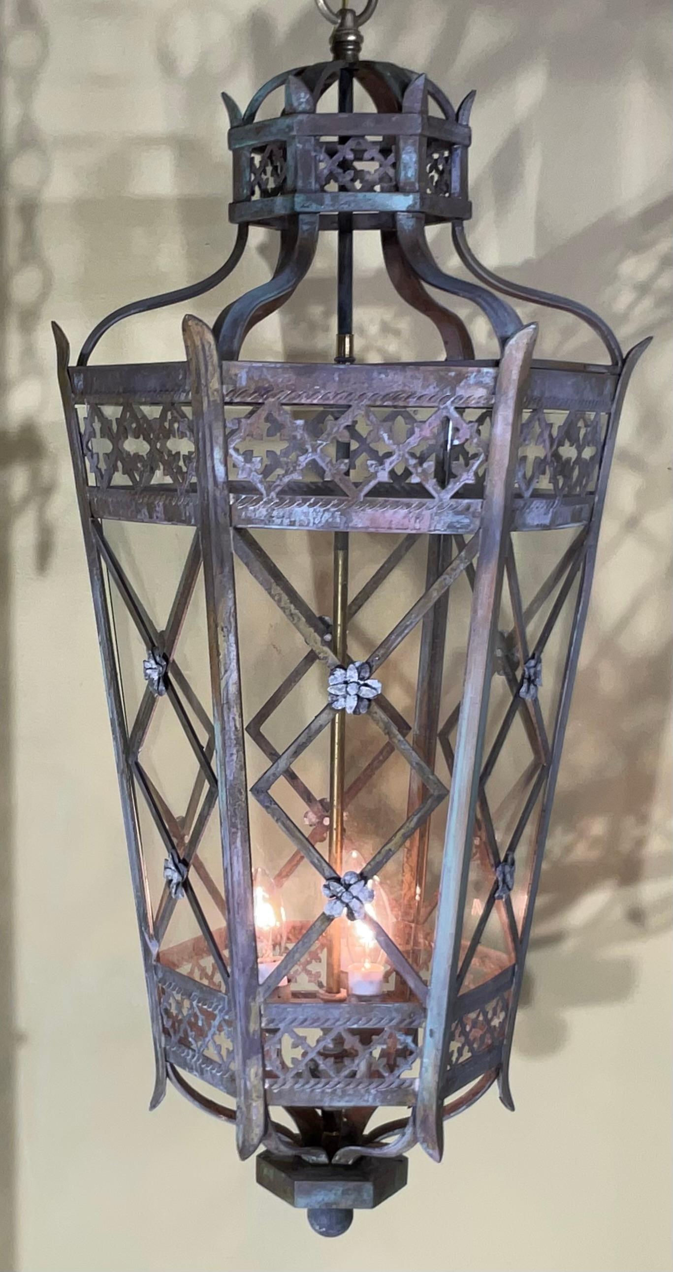 Exquisito latón de estilo toscano  Farol colgante - Una pieza de arte atemporal Norteamericano en venta