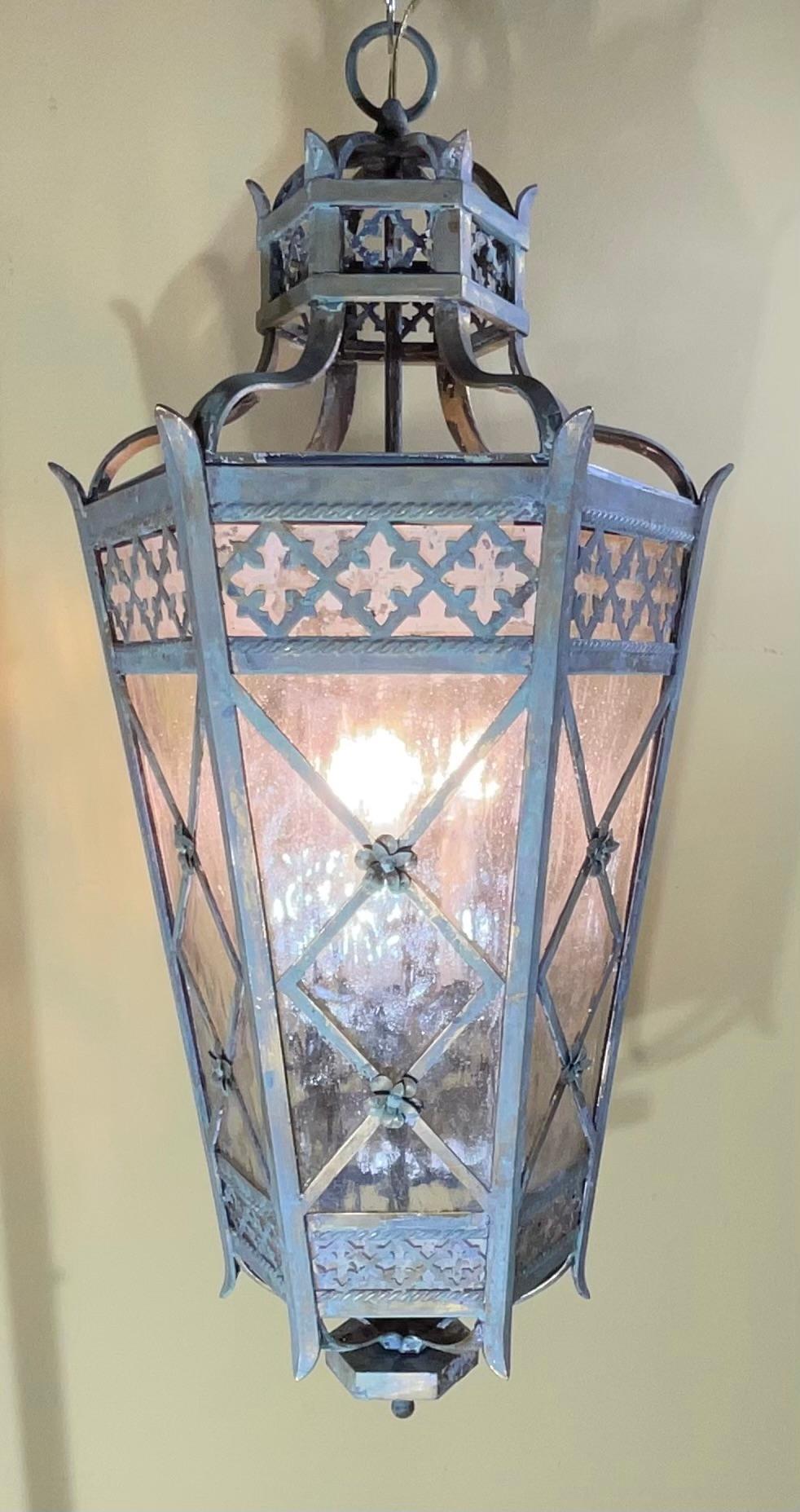 Nord-américain Magnifique laiton de style toscan  Lanterne suspendue - Un objet d'art Timeless-art en vente