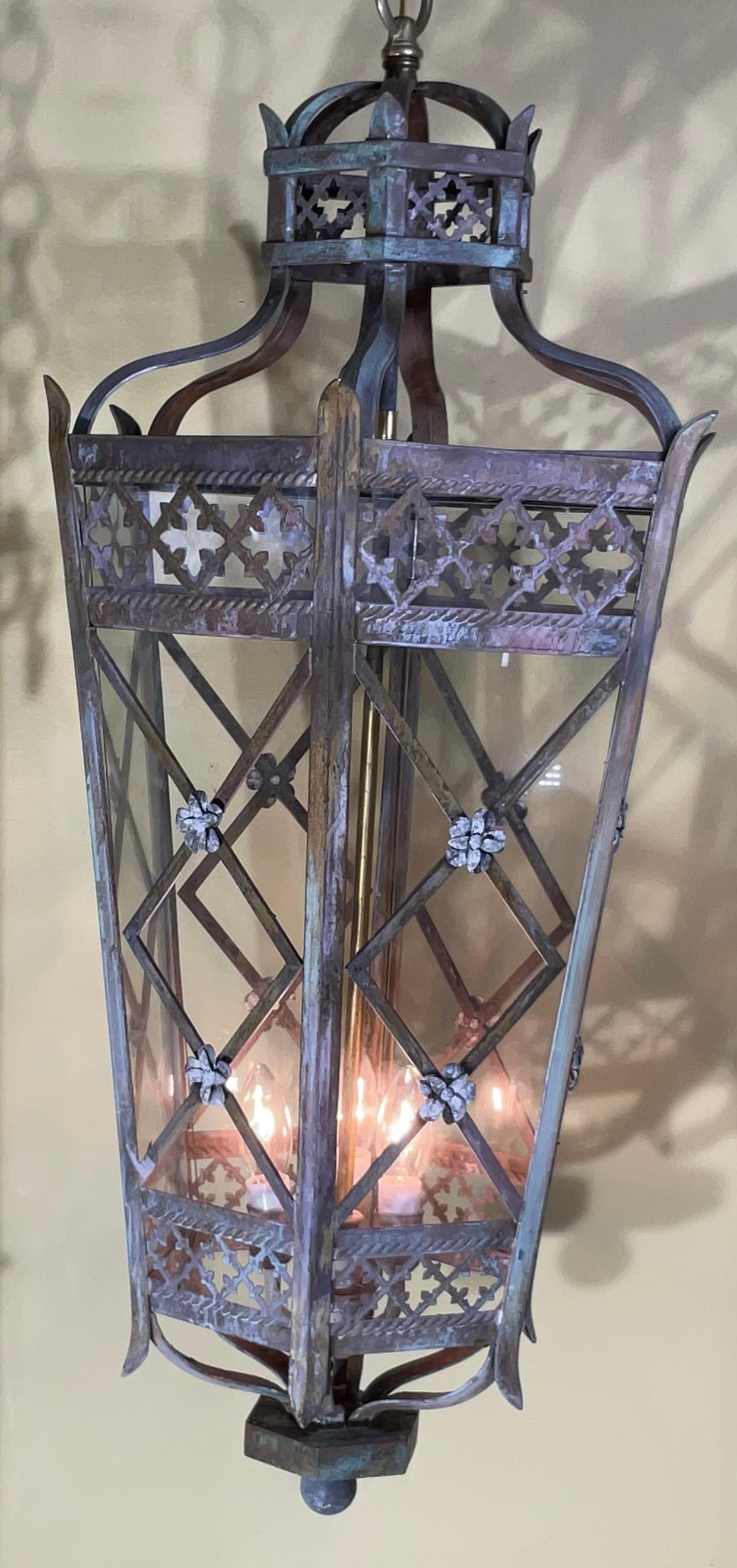 Exquisito latón de estilo toscano  Farol colgante - Una pieza de arte atemporal Hecho a mano en venta