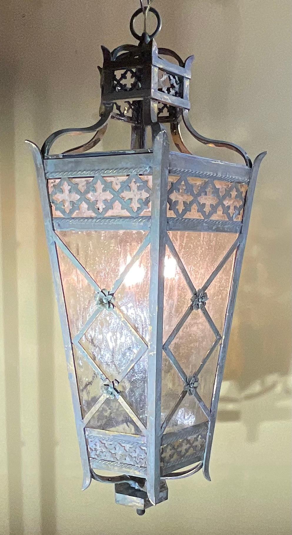 Fait main Magnifique laiton de style toscan  Lanterne suspendue - Un objet d'art Timeless-art en vente