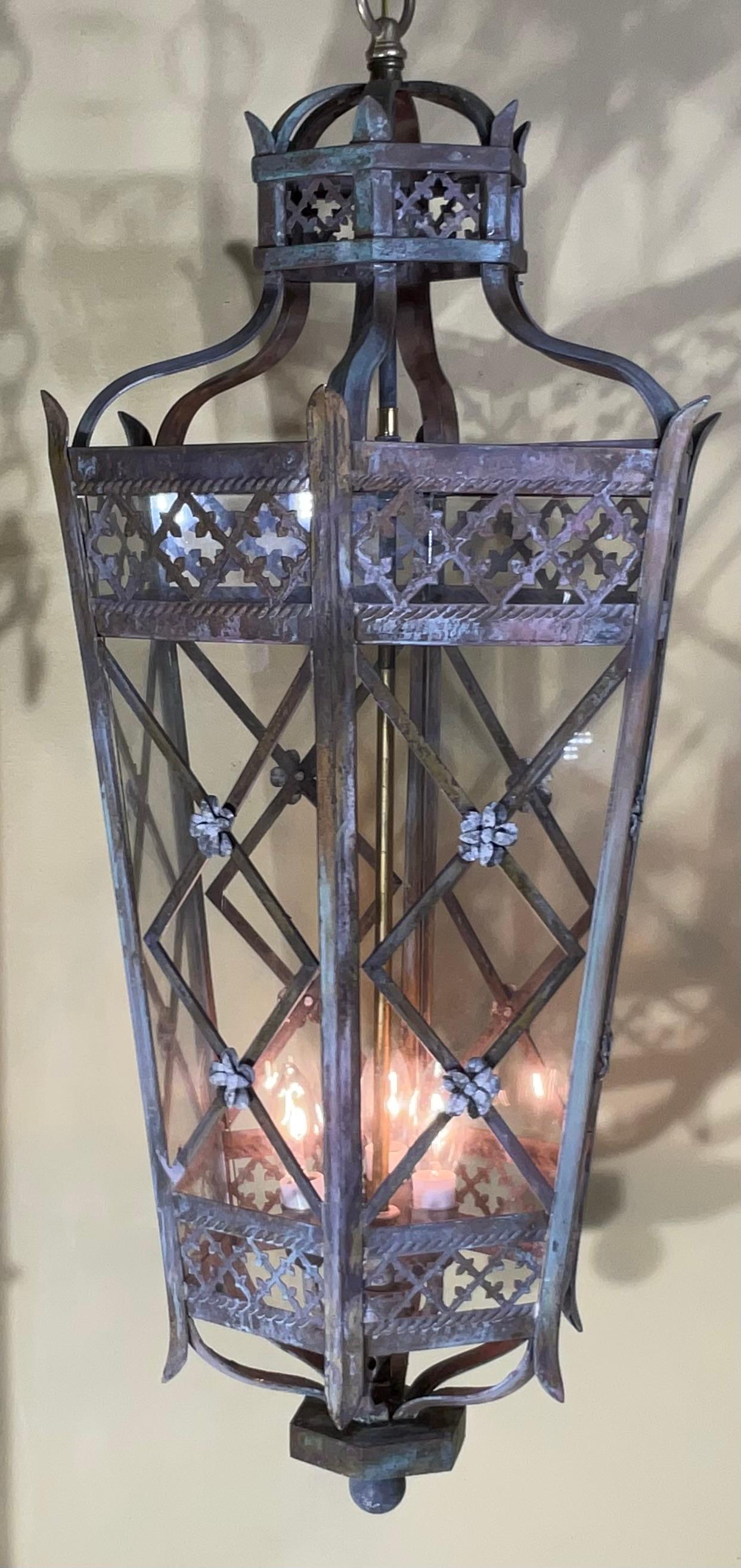 Exquisito latón de estilo toscano  Farol colgante - Una pieza de arte atemporal en Bueno estado para la venta en Delray Beach, FL