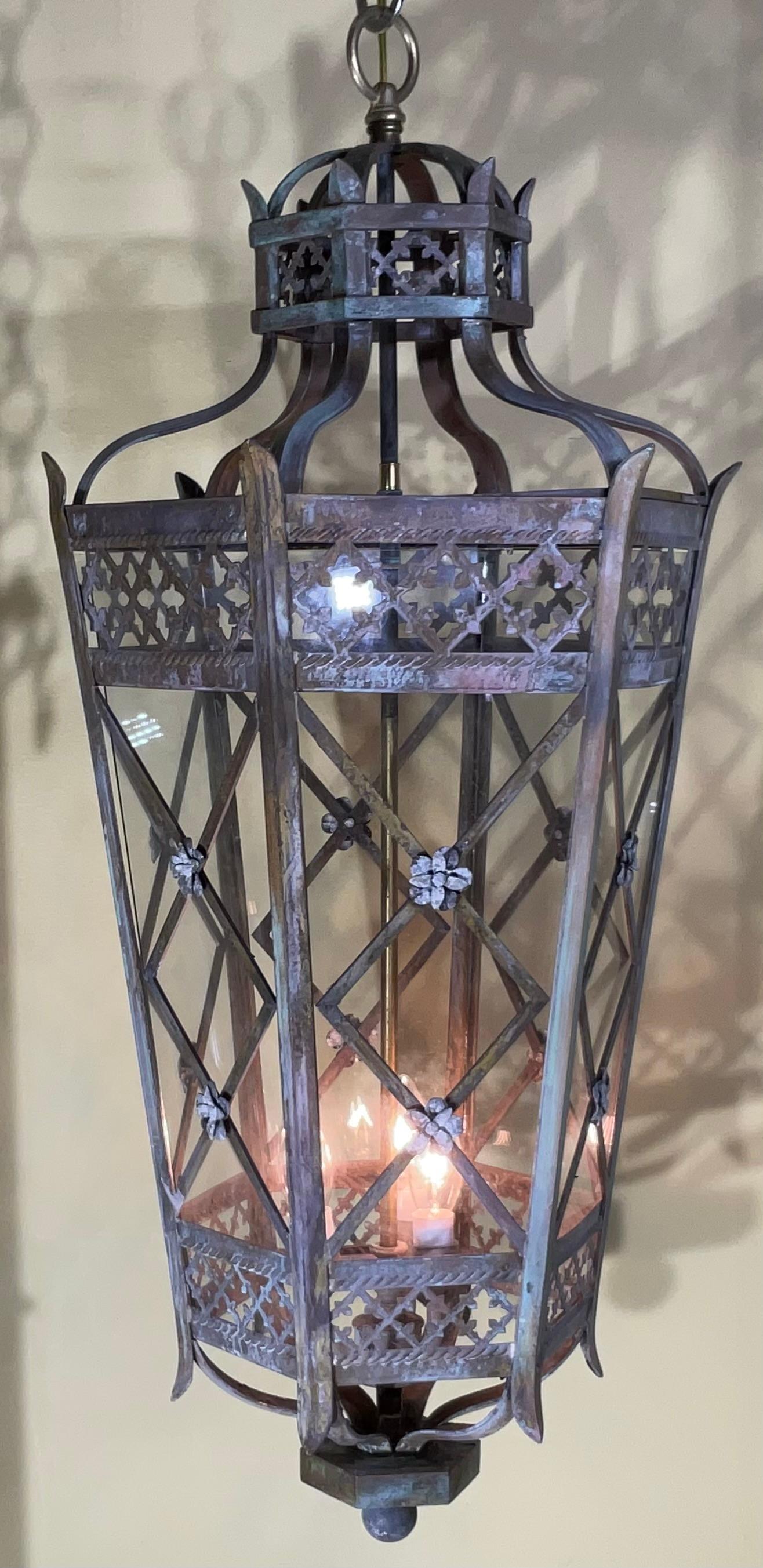 Exquisito latón de estilo toscano  Farol colgante - Una pieza de arte atemporal siglo XX en venta