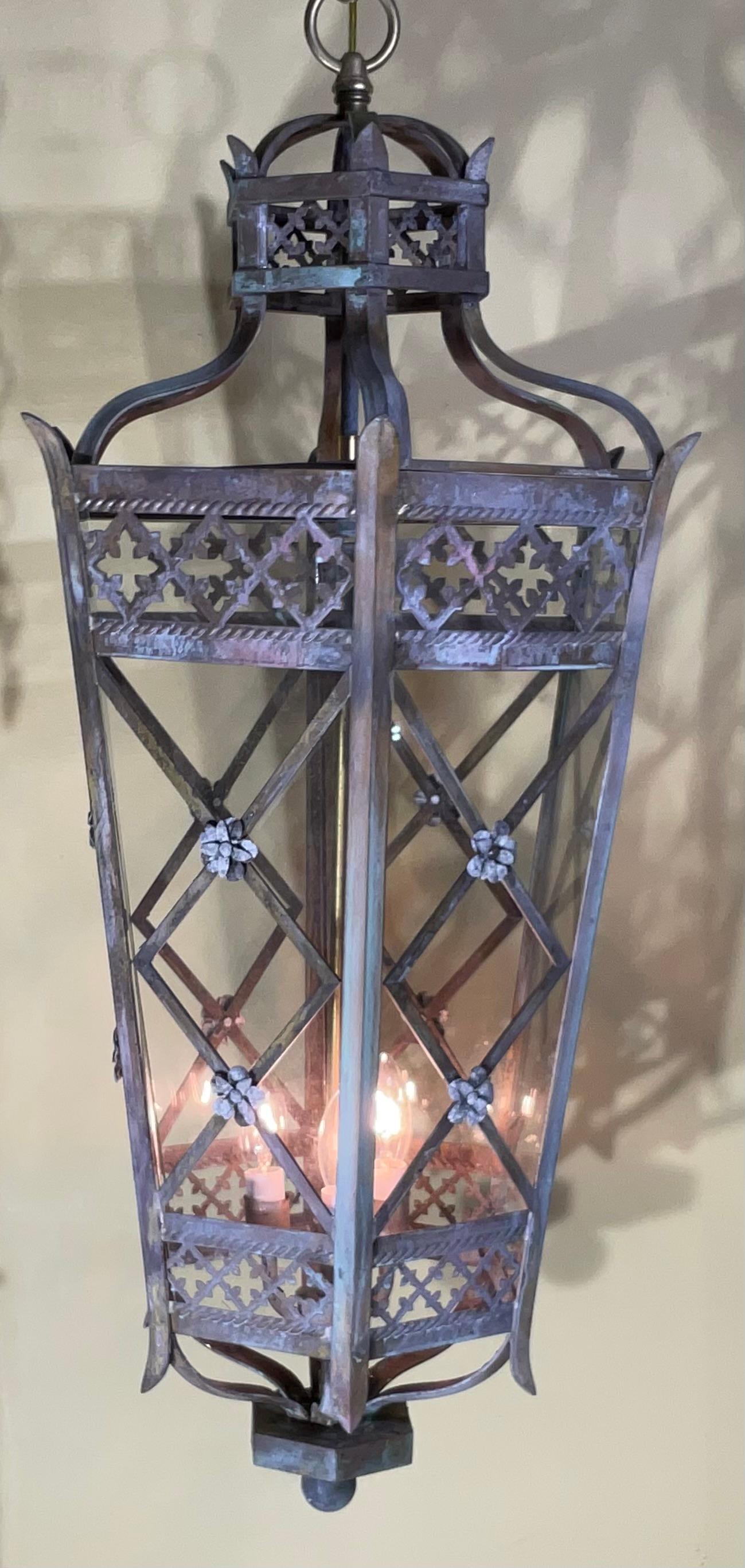 Exquisito latón de estilo toscano  Farol colgante - Una pieza de arte atemporal Latón en venta