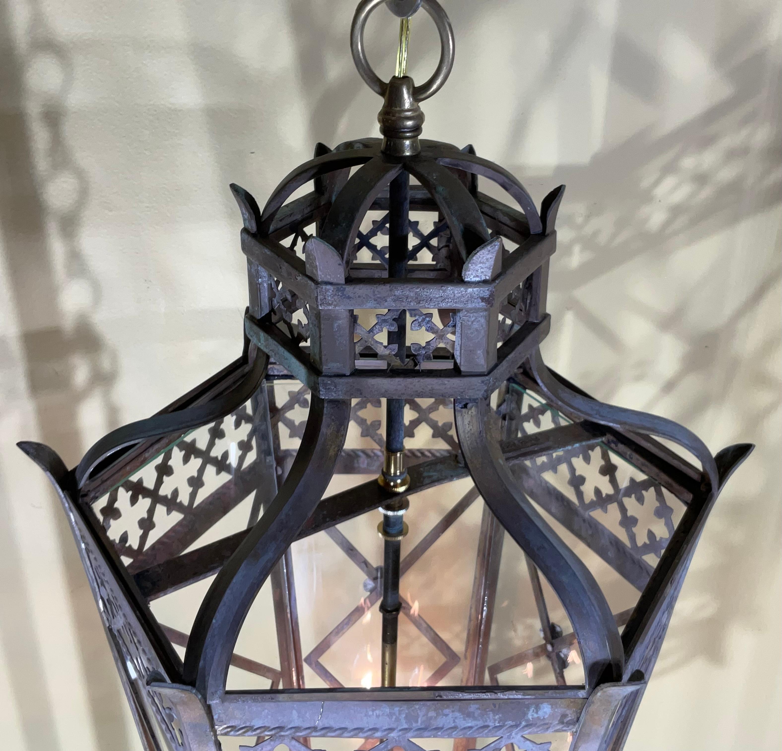 Exquisito latón de estilo toscano  Farol colgante - Una pieza de arte atemporal en venta 1