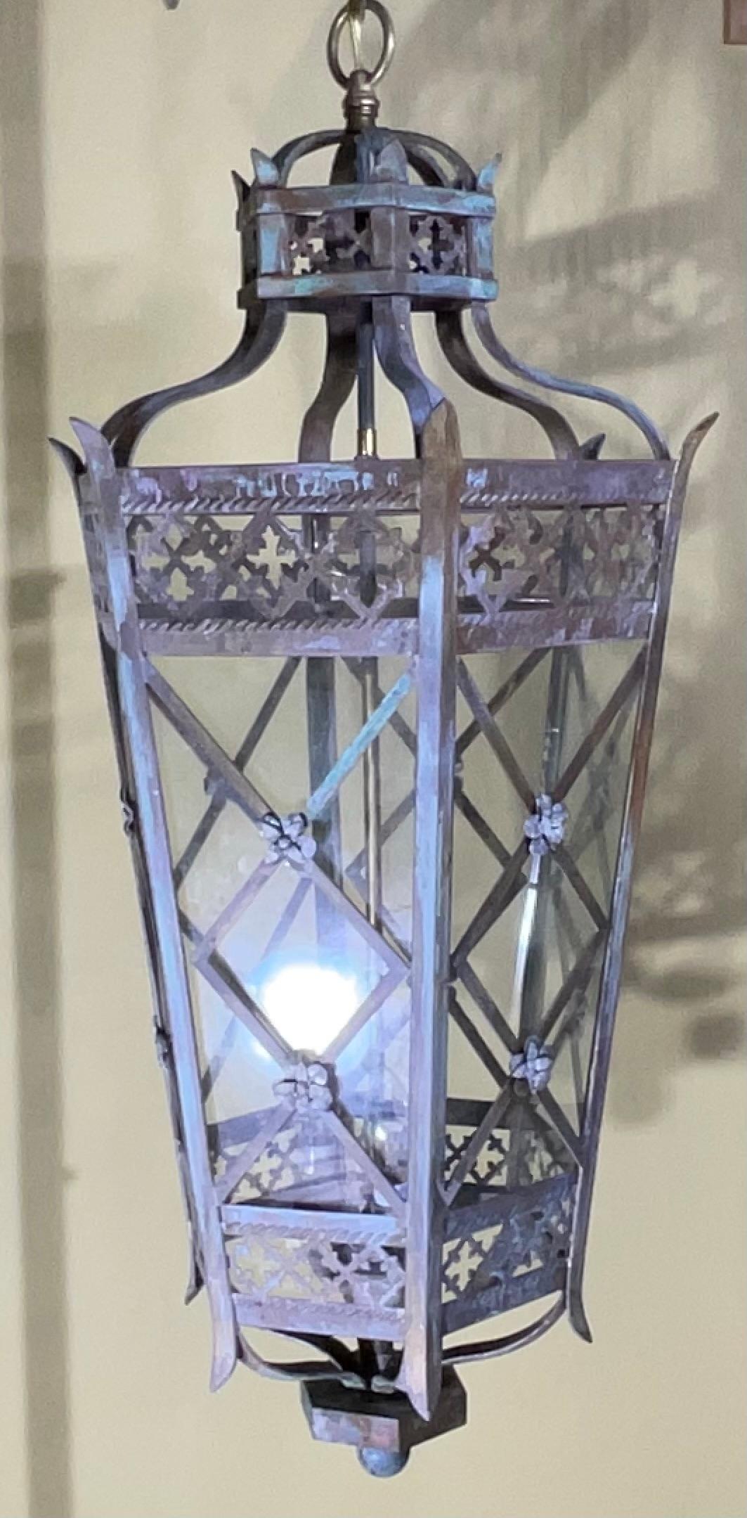 Exquisito latón de estilo toscano  Farol colgante - Una pieza de arte atemporal en venta 2