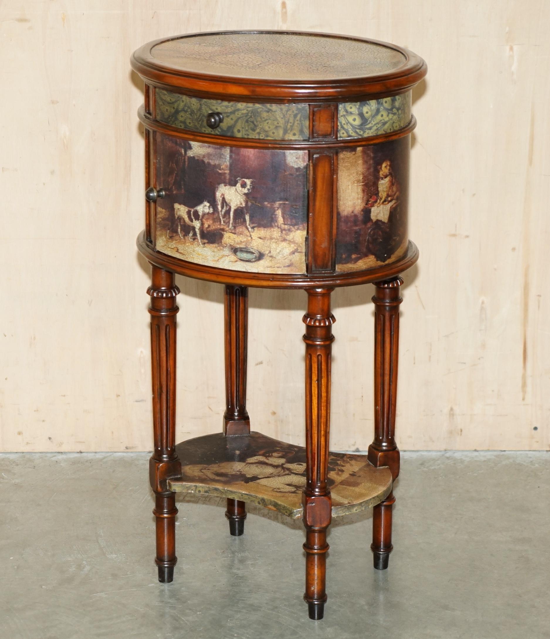Royal House Antiques

The House of Antiques a le plaisir de proposer à la vente ce superbe meuble d'appoint peint à la main et ornementé, représentant des chiens dans différentes scènes. 

Veuillez noter que les frais de livraison indiqués sont