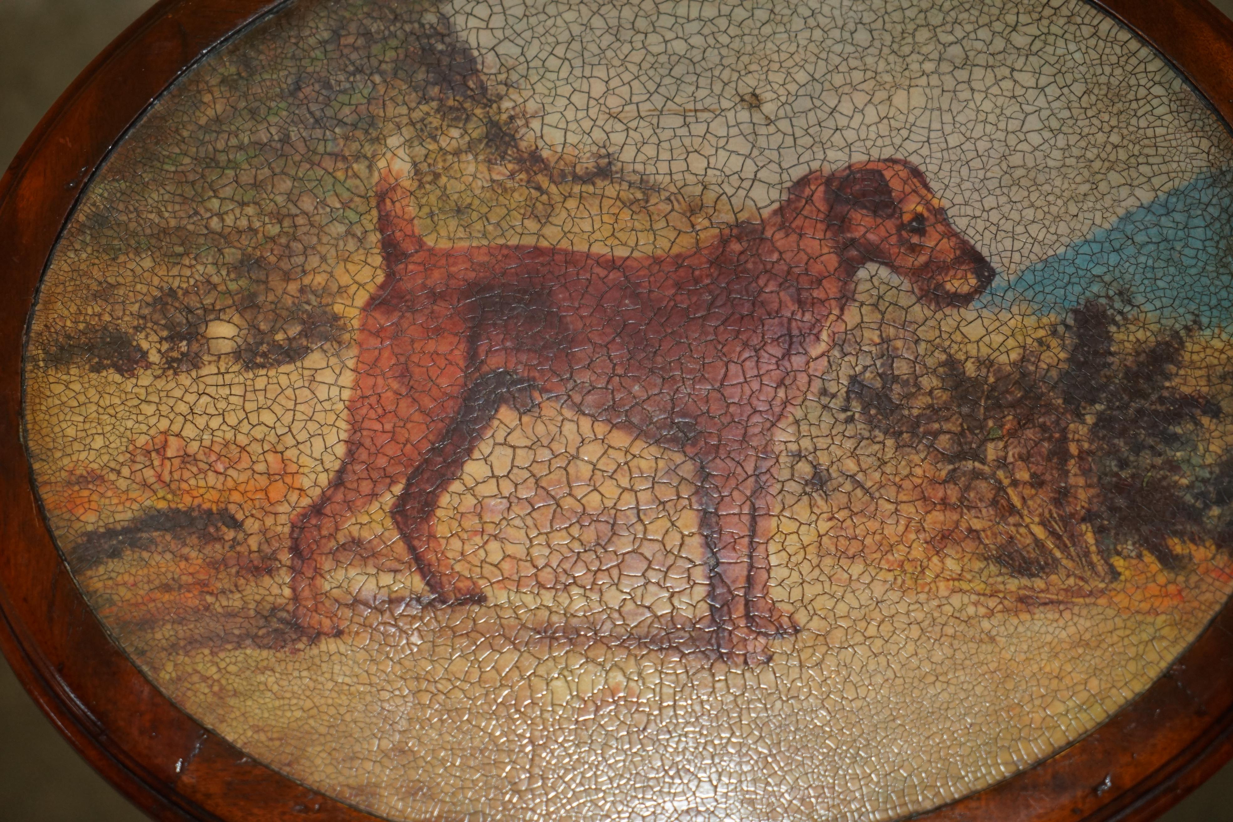 Fait main EXQUISITE TABLE DE TABLE SiDE DE DEUX TIERCES, revêtue de cuir et peinte avec des chiens en vente