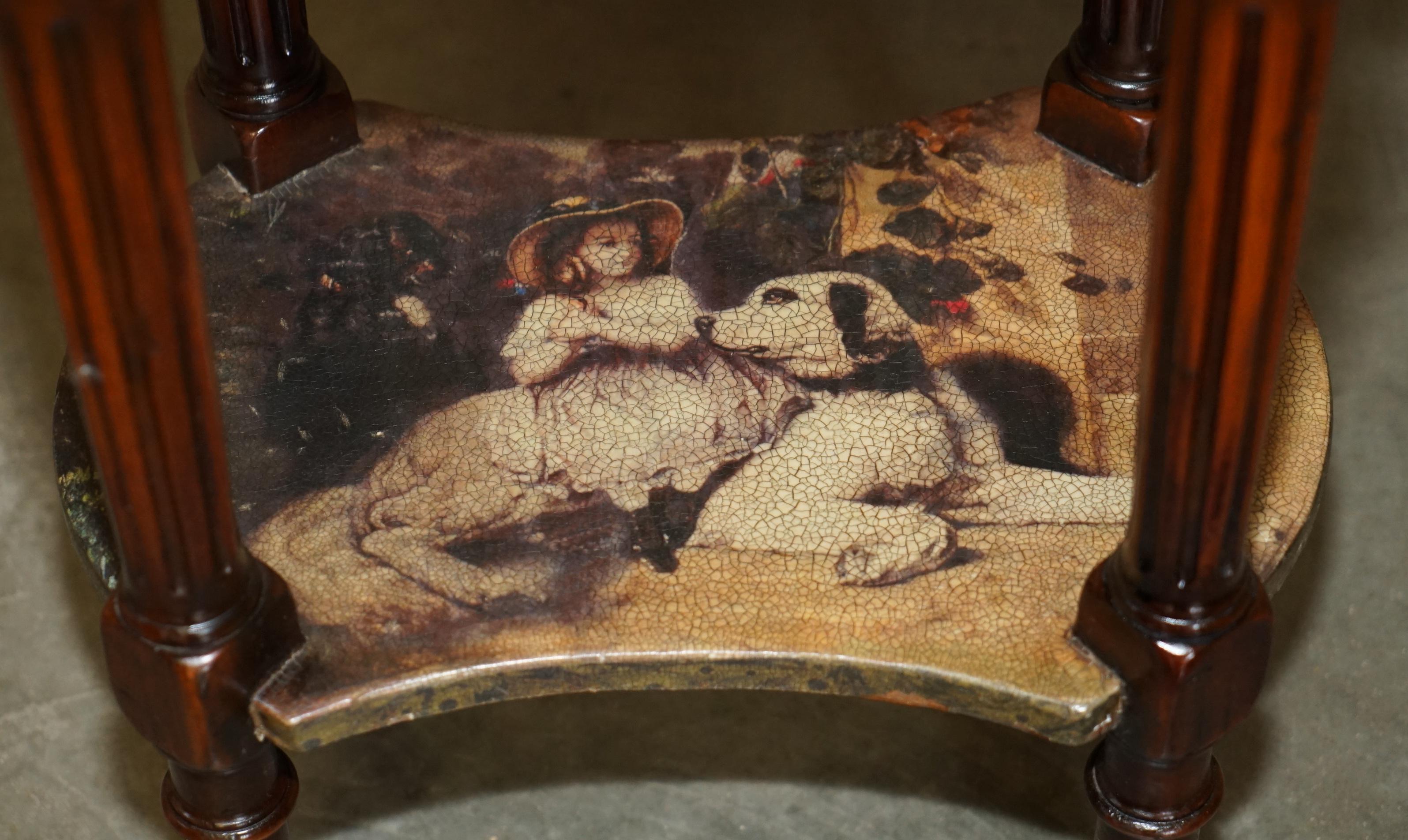 Cuir EXQUISITE TABLE DE TABLE SiDE DE DEUX TIERCES, revêtue de cuir et peinte avec des chiens en vente