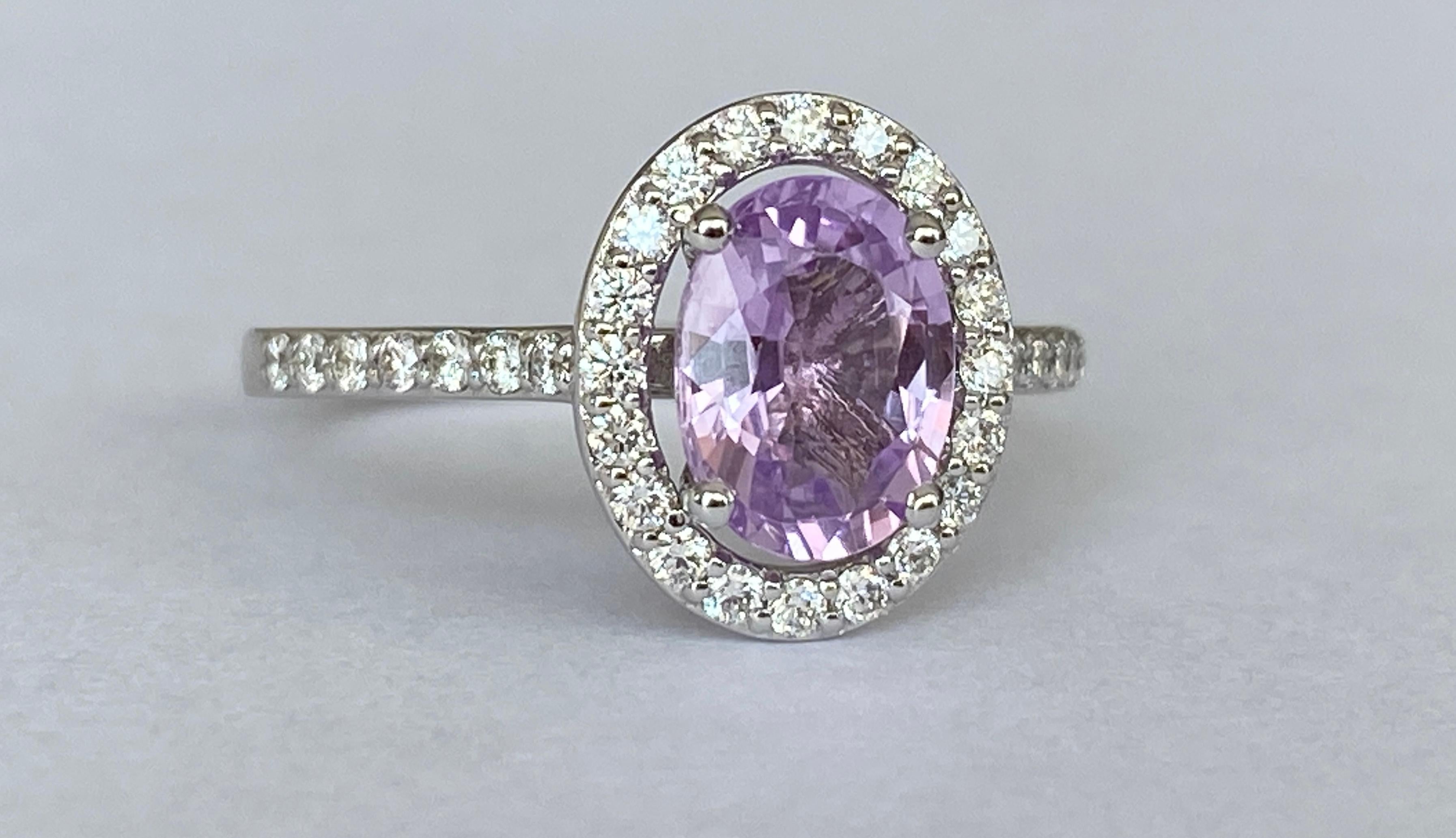 Contemporary Exquisite Unheated Pink-Purple Sapphire Halo Ring in 18 kt white gold For Sale