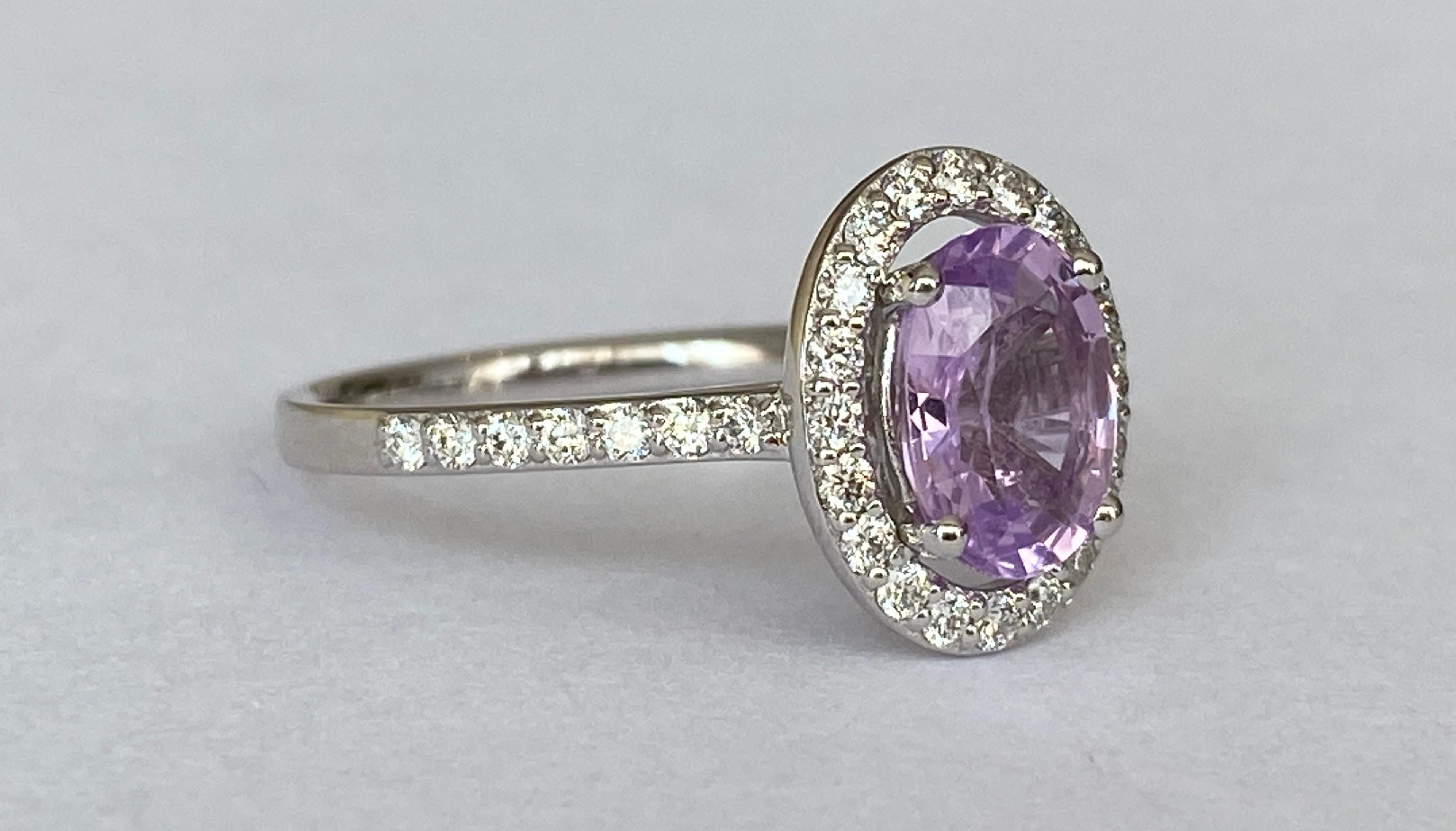 Exquisite Unheated Pink-Purple Sapphire Halo Ring in 18 kt white gold In New Condition For Sale In AMSTERDAM, NL