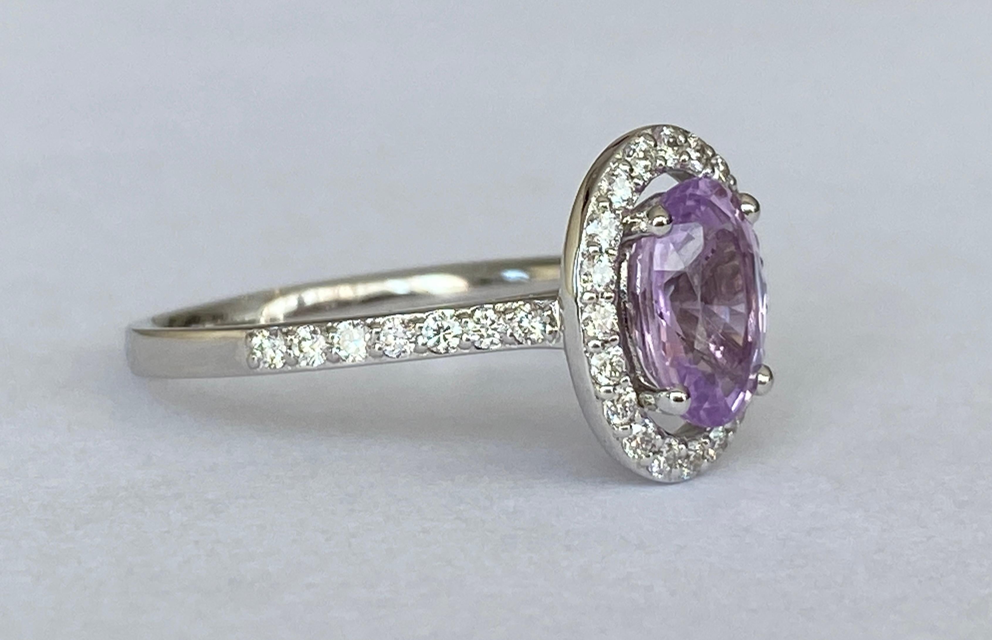 Women's Exquisite Unheated Pink-Purple Sapphire Halo Ring in 18 kt white gold For Sale