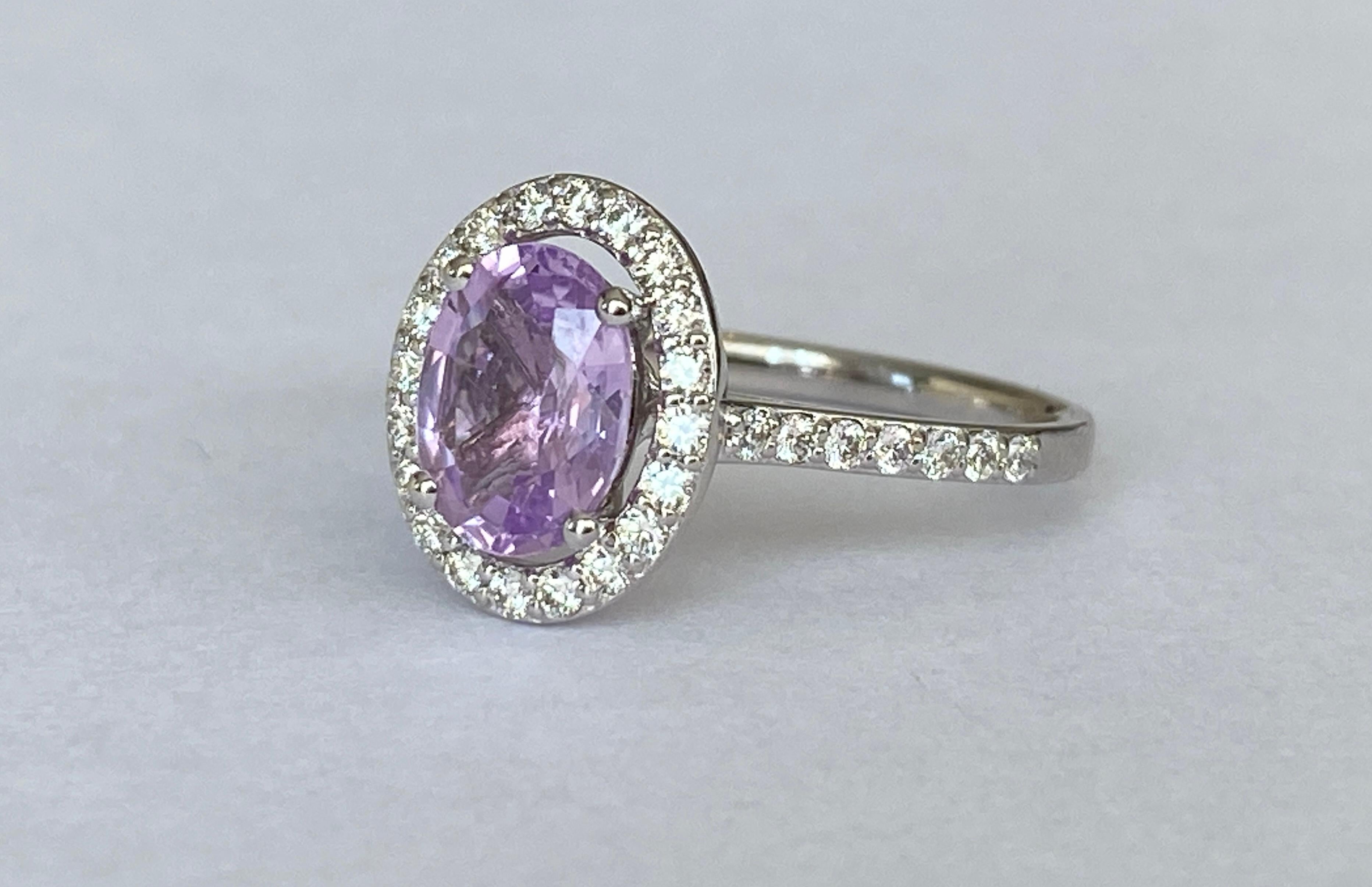 Exquisite Unheated Pink-Purple Sapphire Halo Ring in 18 kt white gold For Sale 1