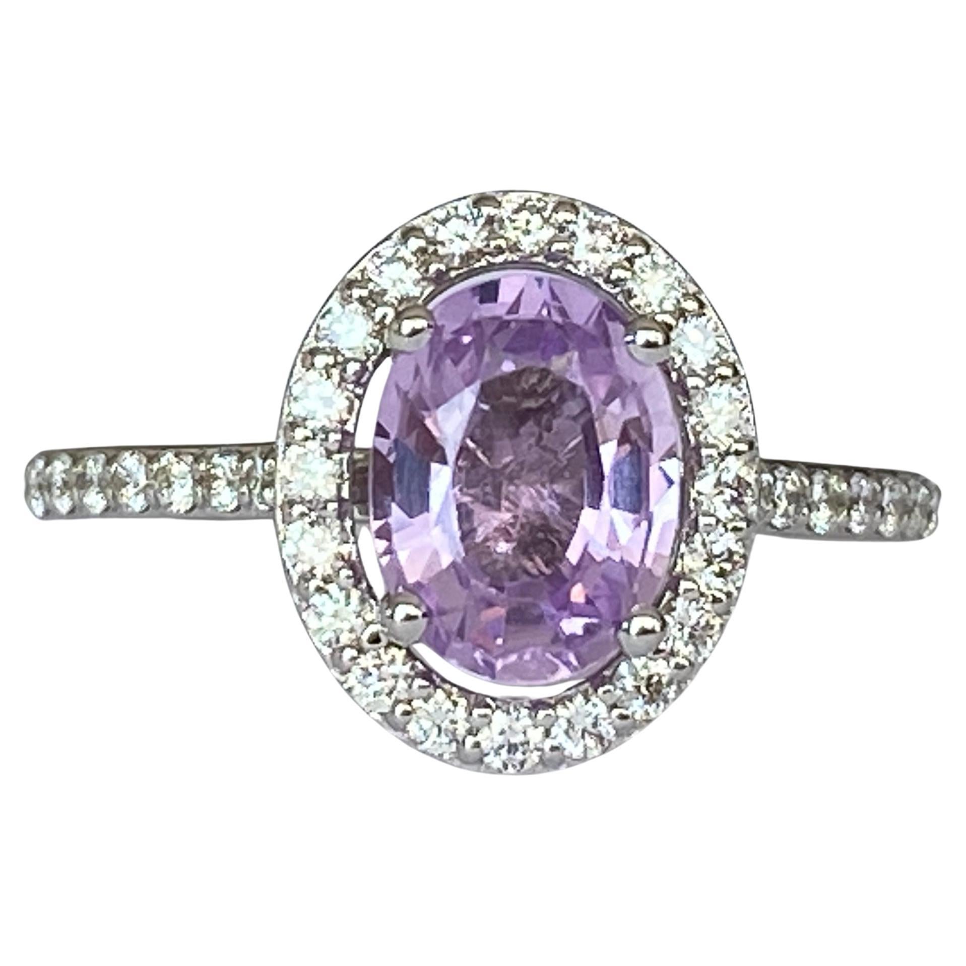 Exquisite Unheated Pink-Purple Sapphire Halo Ring in 18 kt white gold For Sale