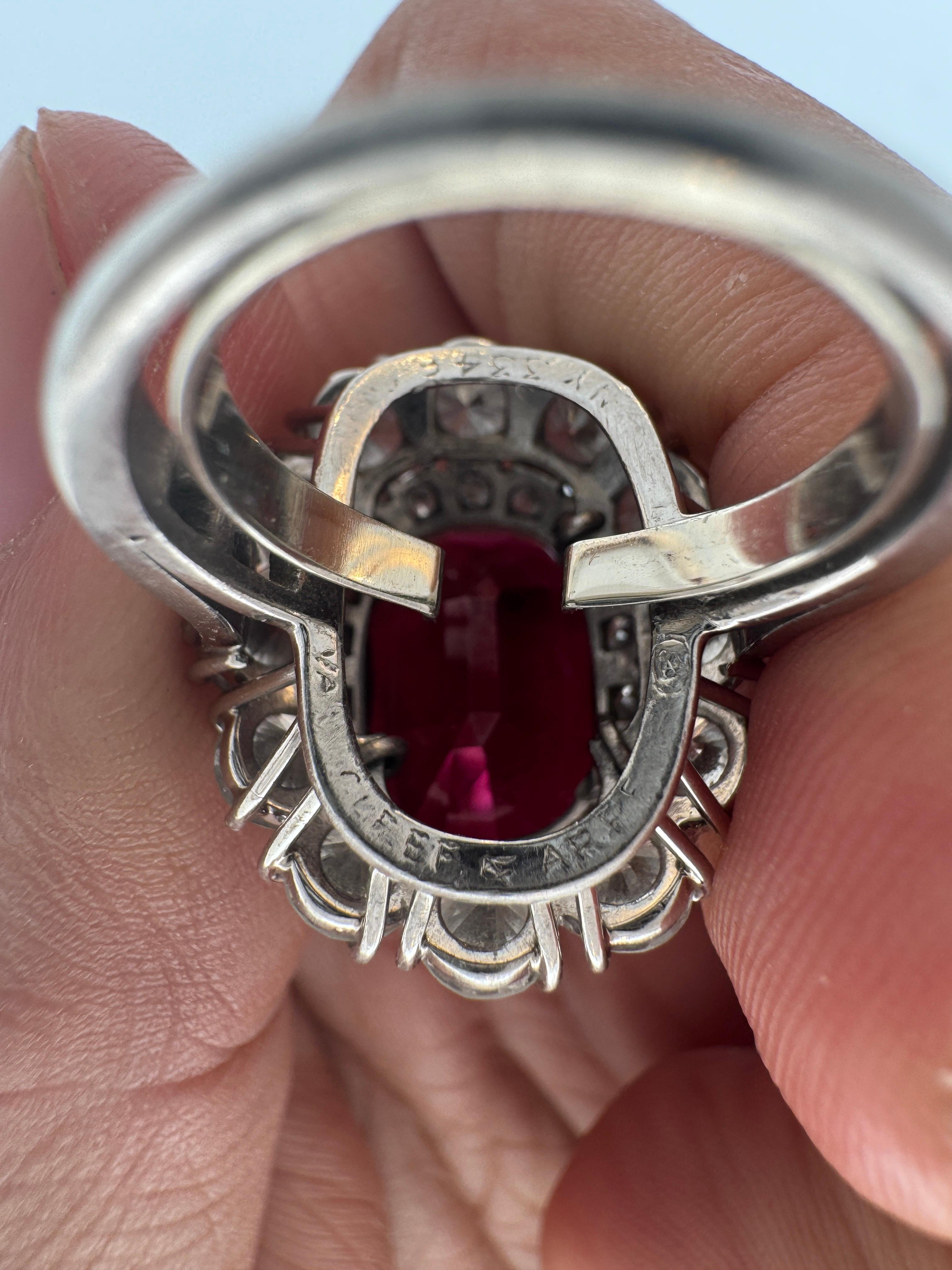 

Dieser exquisite Ring ist eine auffällige und seltene Kreation von Van Cleef & Arpels. Im Mittelpunkt steht ein lebendiger ovaler Rubin mit einem Gewicht von ca. 7,77 Karat. Der reich gesättigte Rubin wird von einem schillernden Halo aus 36 runden
