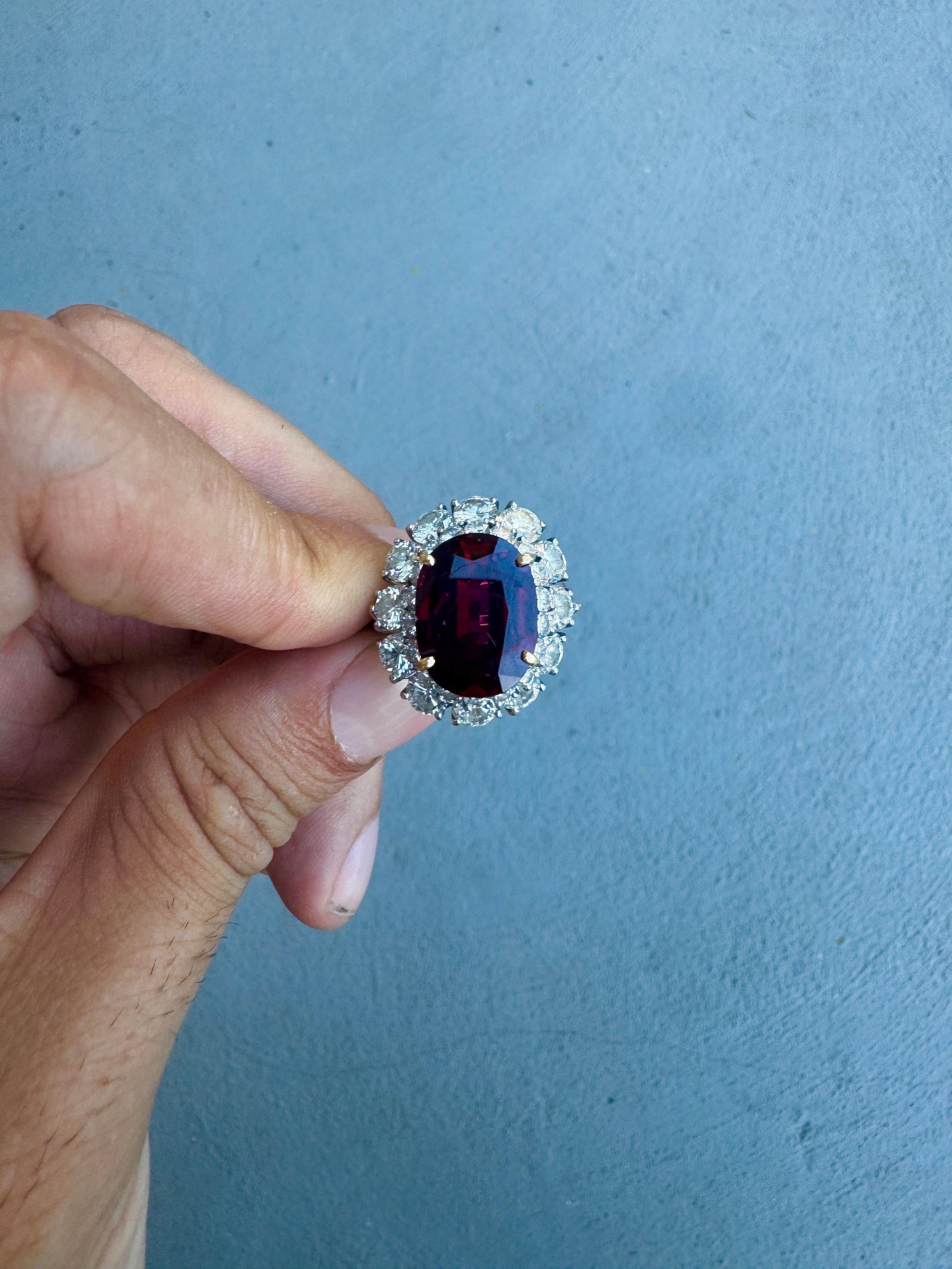 Exquisite Van Cleef & Arpels 7,77ct Rubin Ring mit 4,00ct Diamant Halo - signiert (Modernistisch) im Angebot