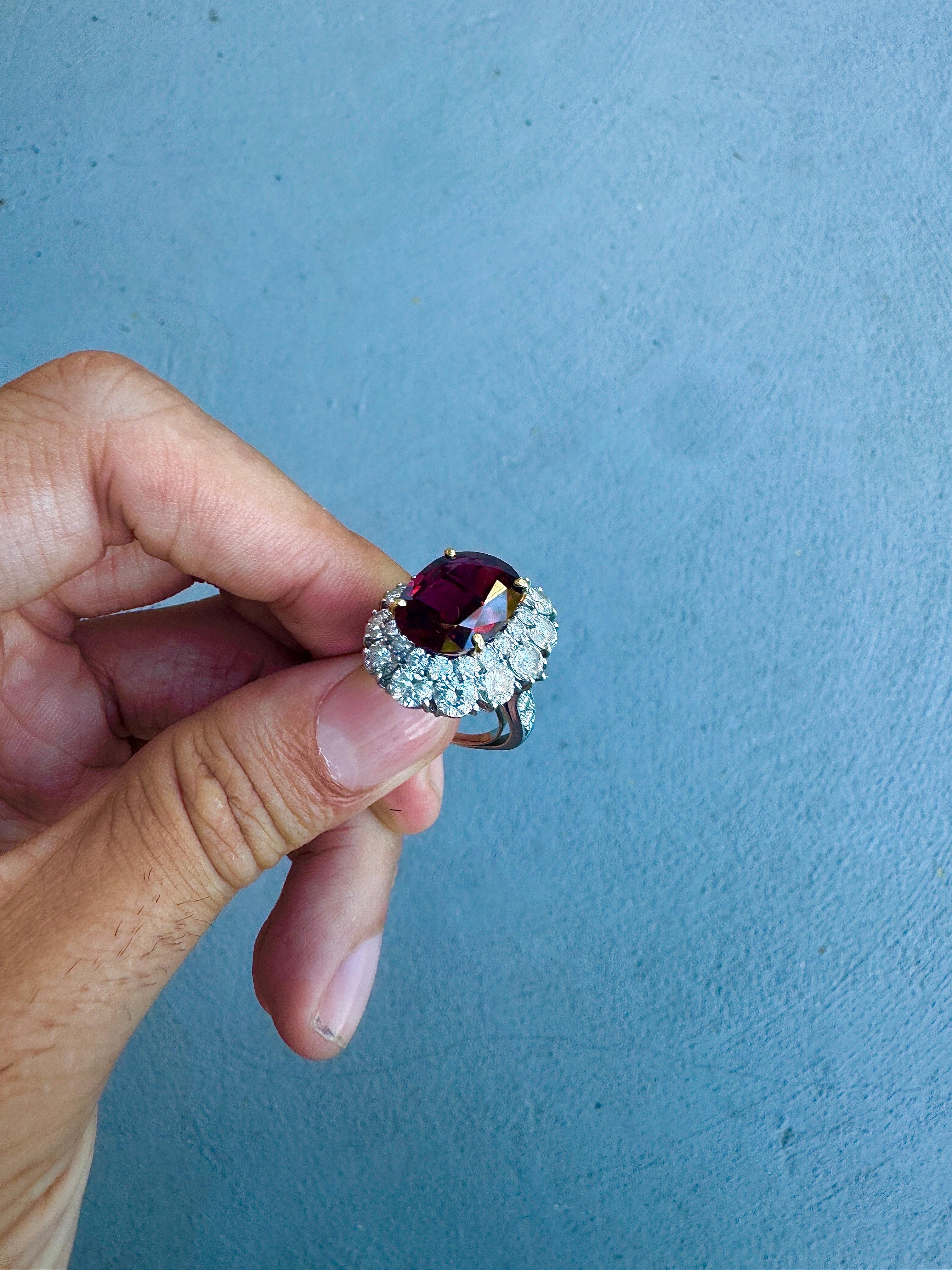 Exquisite Van Cleef & Arpels 7,77ct Rubin Ring mit 4,00ct Diamant Halo - signiert (Ovalschliff) im Angebot