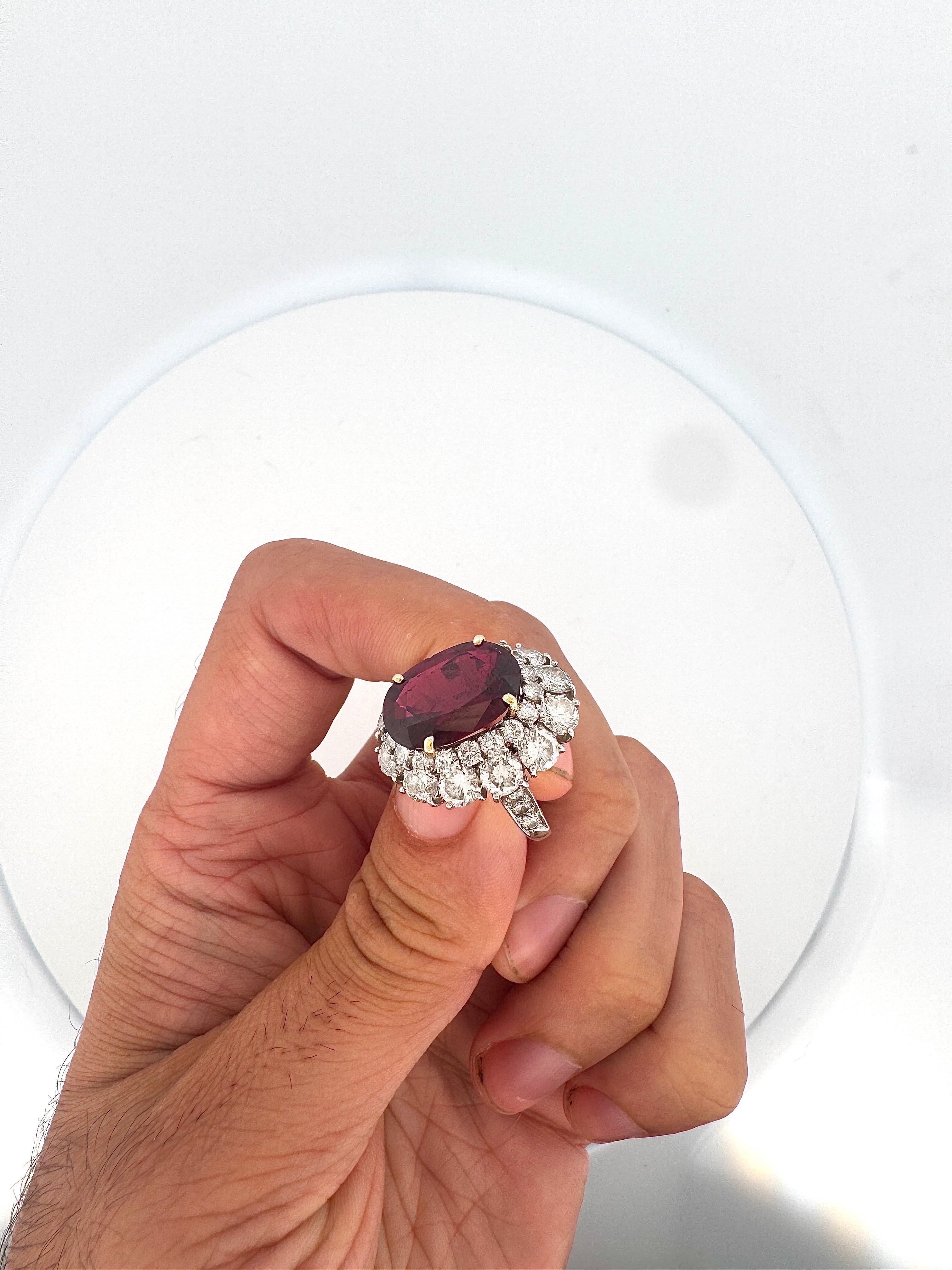 Exquisite Van Cleef & Arpels 7,77ct Rubin Ring mit 4,00ct Diamant Halo - signiert im Zustand „Gut“ im Angebot in West Hollywood, CA