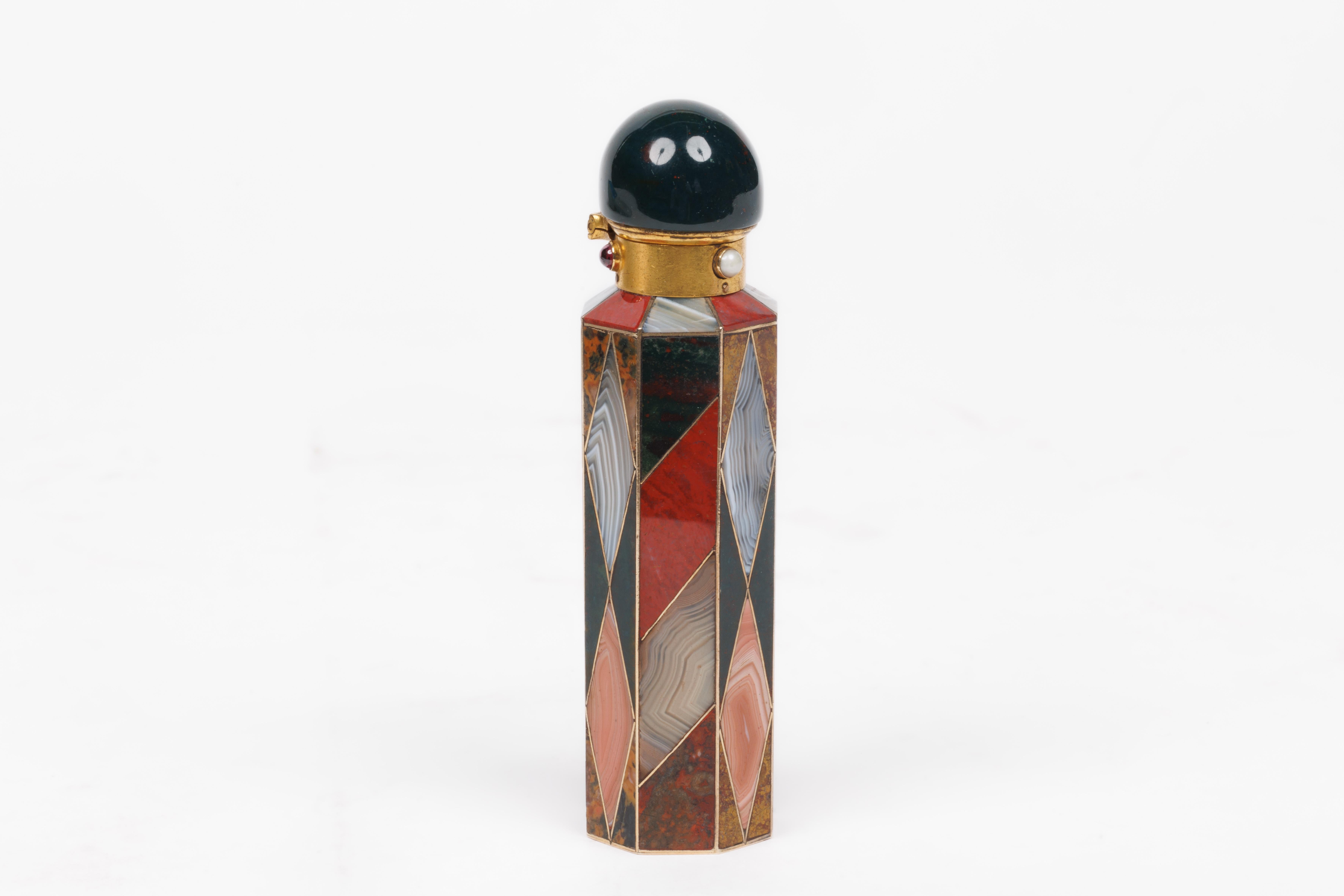 Exquisite Victorian English Gold and Scottish Agate Perfume Bottle, Circa 1870 In Good Condition For Sale In New York, NY