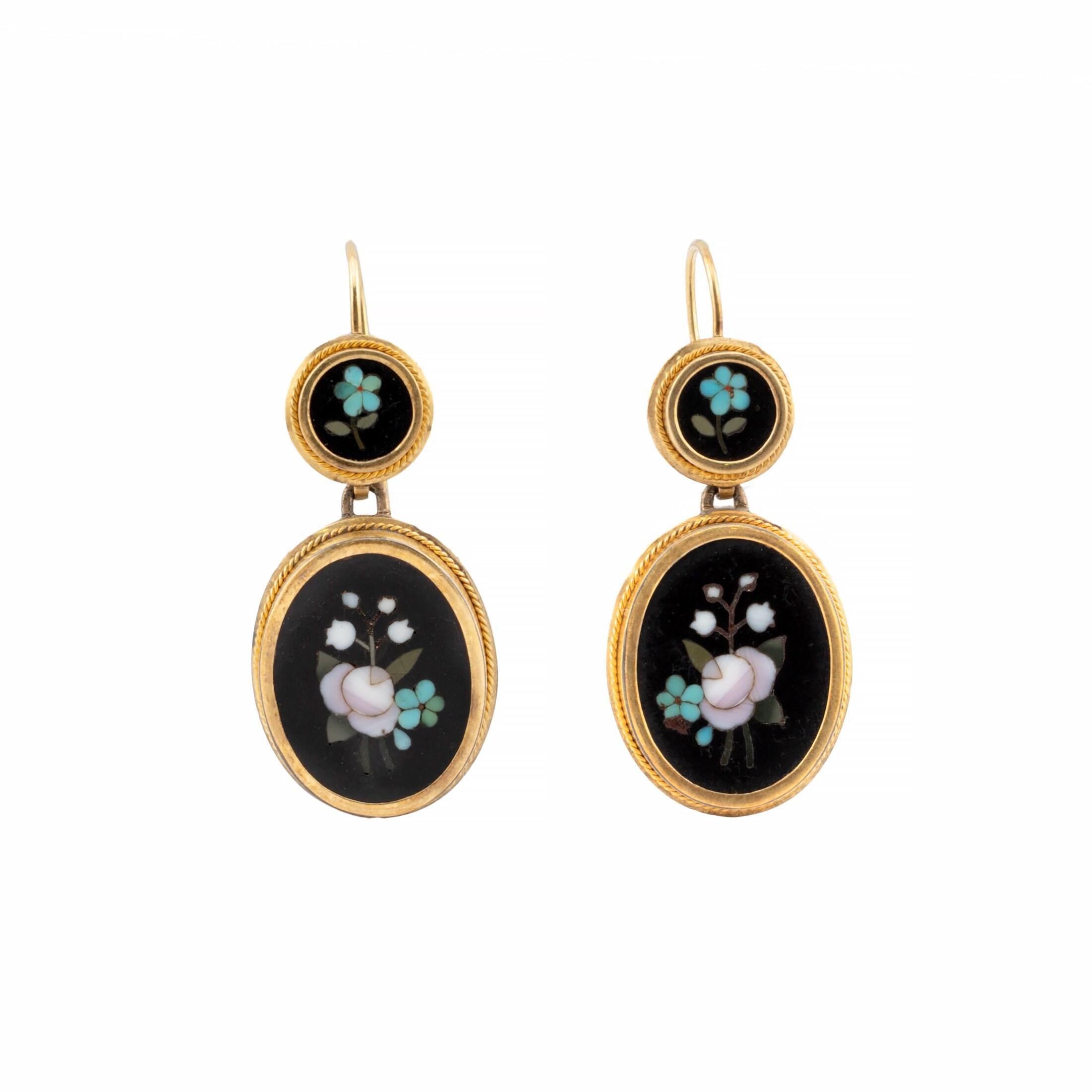 Aston Estate Jewelry présente

Un ensemble exquis de pietra dura à motif floral de l'époque victorienne comprenant une broche, une paire de boucles d'oreilles et une paire de boutons. Il présente des roses, des muguets, des myosotis et des iris