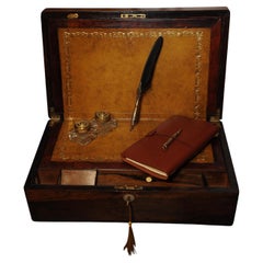 Exquise écritoire, encrier et stylo en bois de rose et cuir de l'époque victorienne