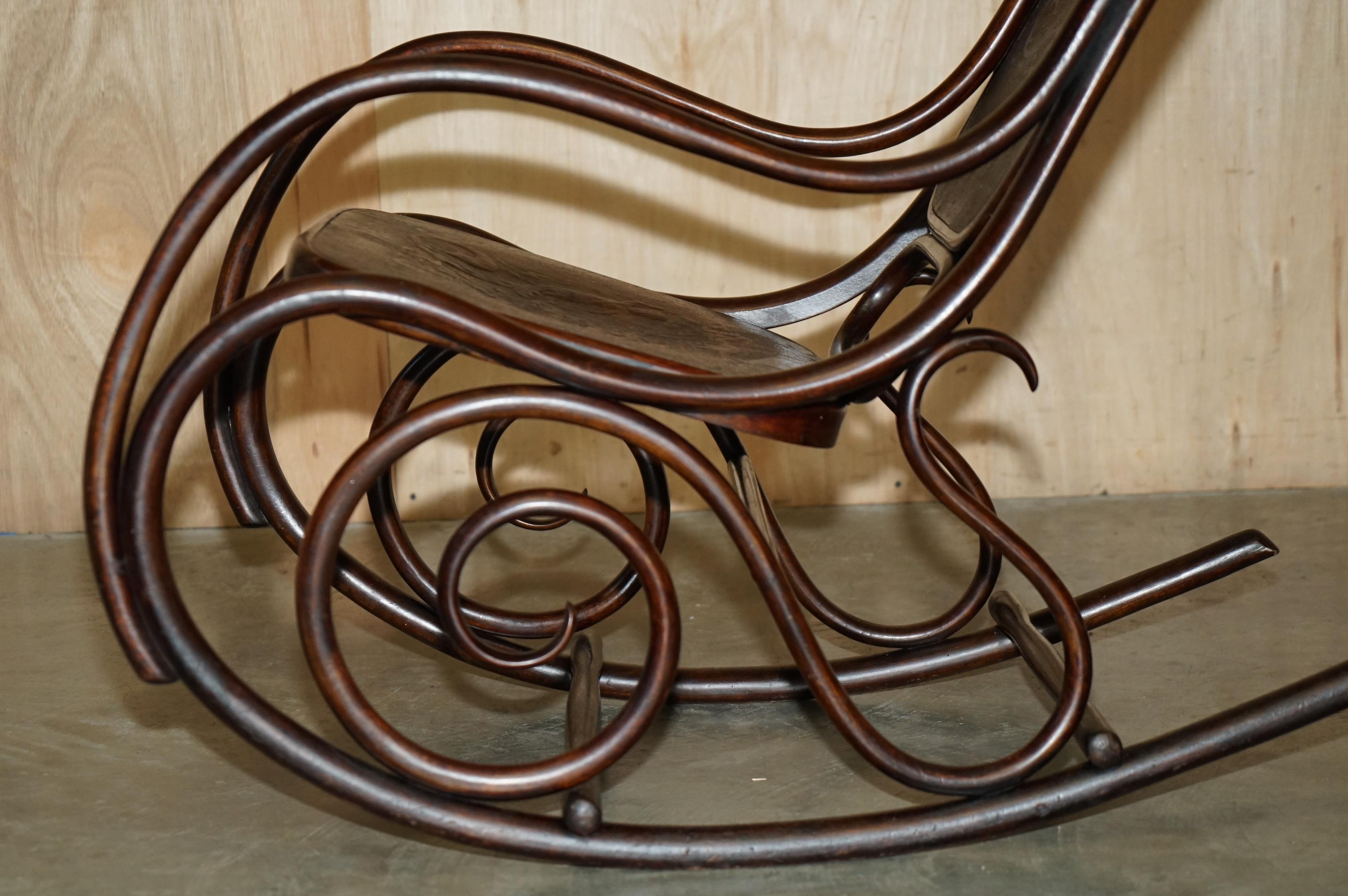 EXQUISITE ViCTORIAN THONET ROCKING CHAIR WITH CHERUB CARVED BACK & SEAT PANELS For Sale 5