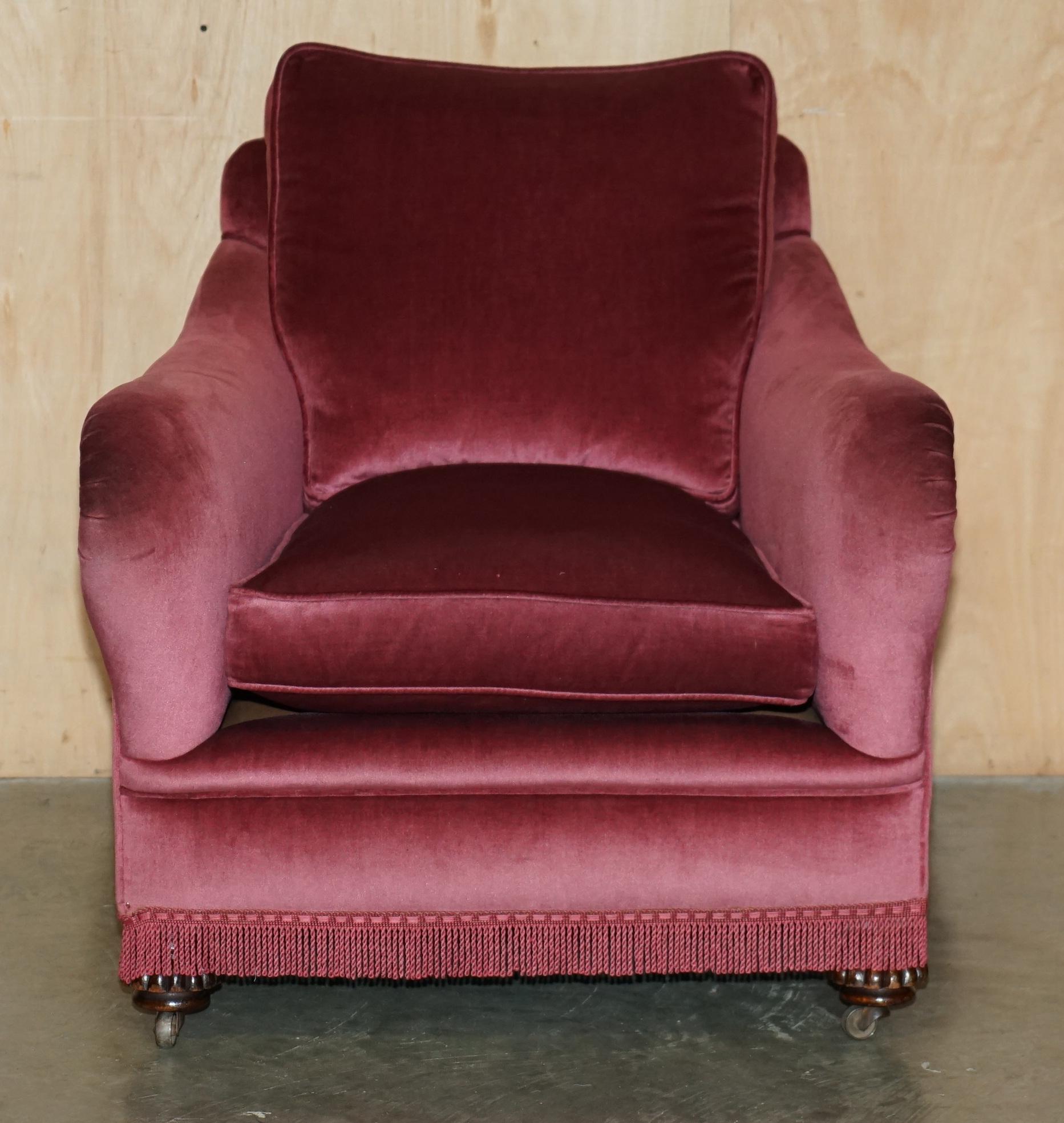 Inglese UN'OTTIMA SUITE DIVANO IN VELOUR DI SALMONE VITICO e COPPIA DI POLTRONE in vendita