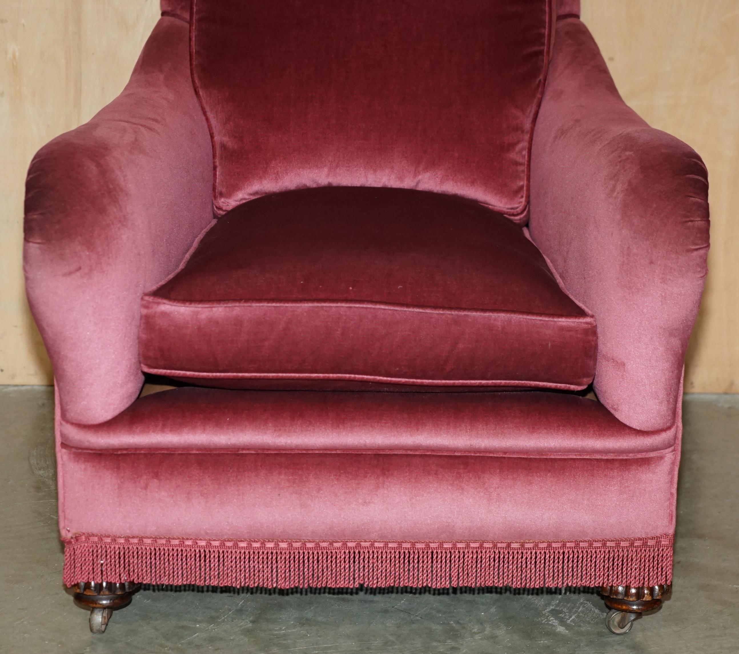 XIX secolo UN'OTTIMA SUITE DIVANO IN VELOUR DI SALMONE VITICO e COPPIA DI POLTRONE in vendita