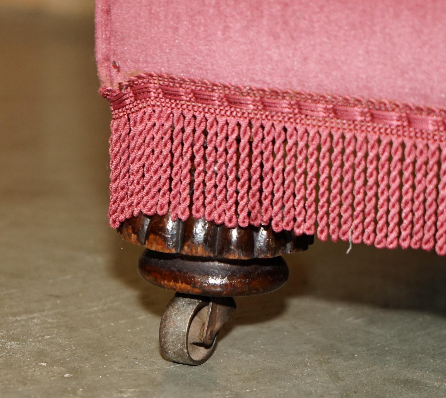 Tappezzeria UN'OTTIMA SUITE DIVANO IN VELOUR DI SALMONE VITICO e COPPIA DI POLTRONE in vendita