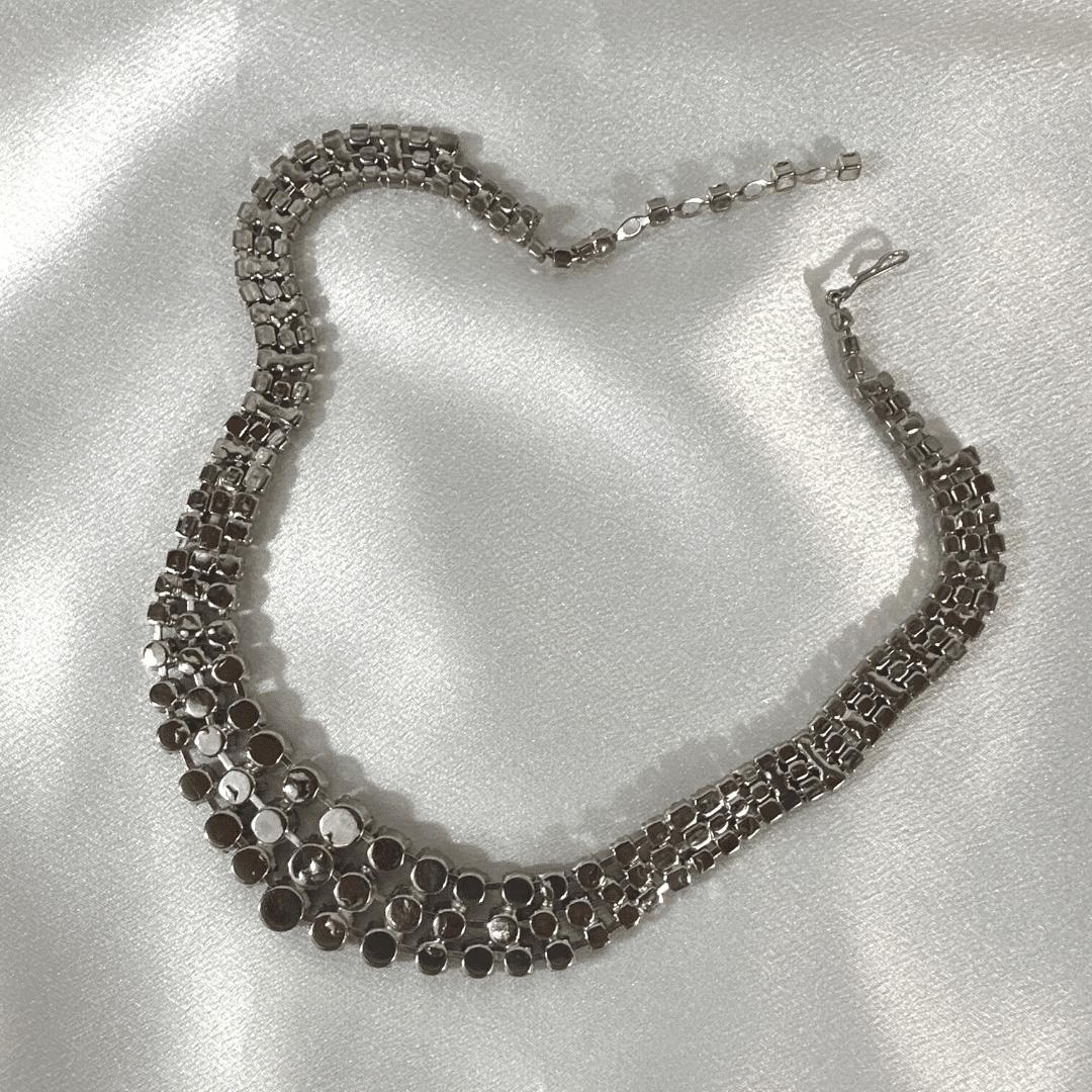 Deléitate con la elegancia atemporal de nuestro Collar de Pedrería Vintage Austria Matiz Múltiple. Esta exquisita pieza de joyería muestra la impecable artesanía y la exquisita belleza del diseño austriaco. Con su deslumbrante pedrería de múltiples