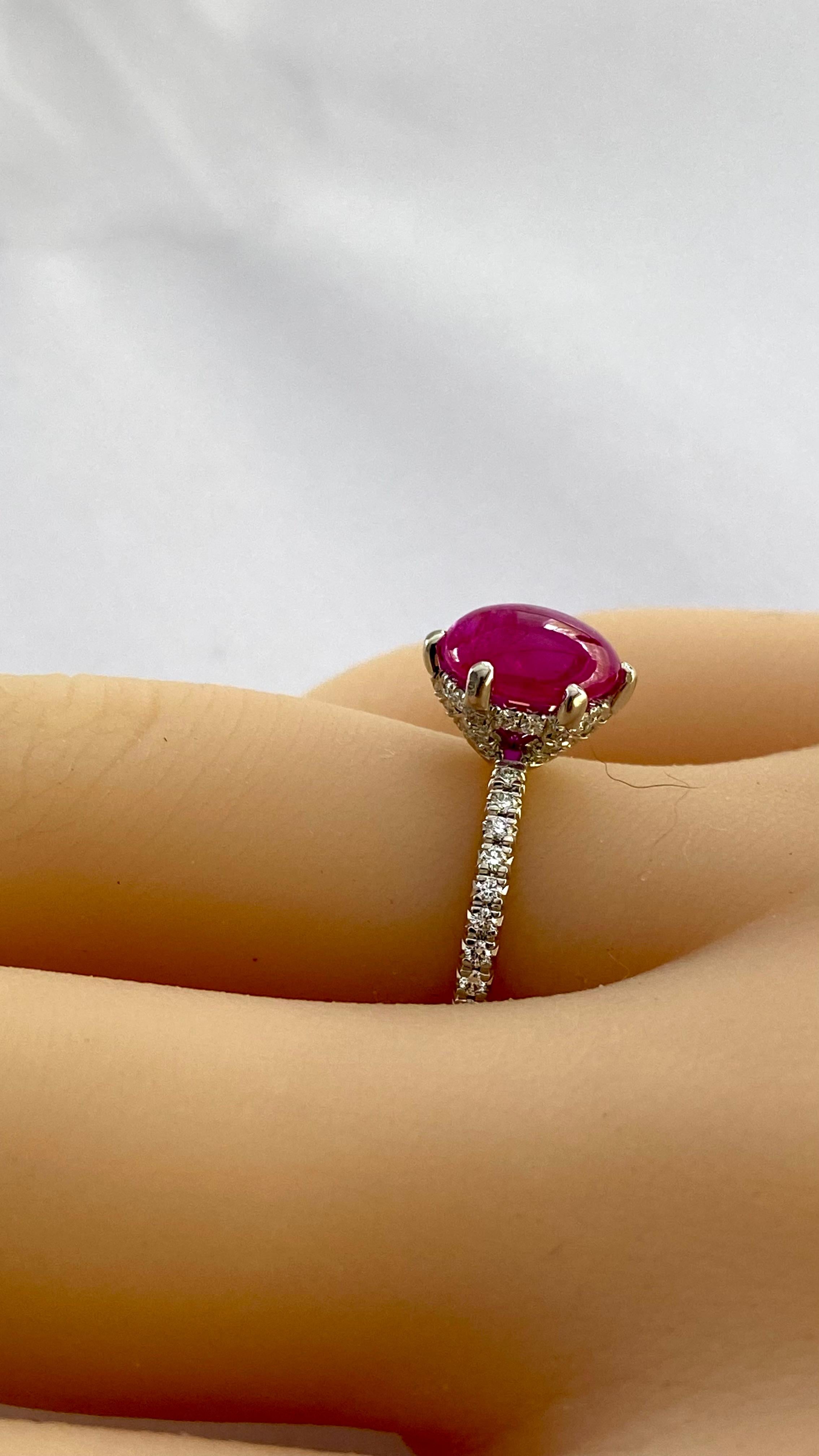 Exquisite Vintage Blauer Nile Platin Diamant und Rubin 2,75 Karat Verlobungsring (Kissenschliff) im Angebot