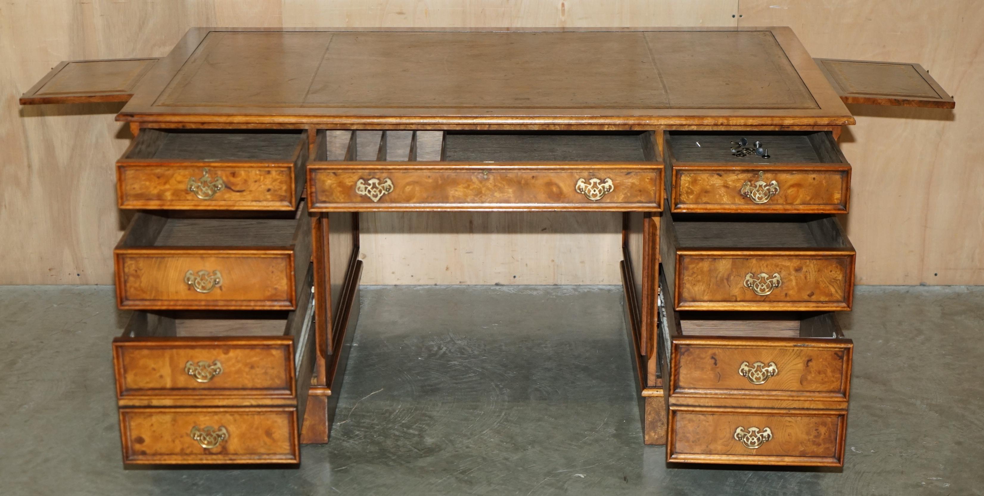 EXQUISITE GARDE DE PARTENAIRES EN CUIR MARRON WALNUT VINTAGE POUR LES TRAVAILS DE SERVICE À PROPOS DE SLIP en vente 8