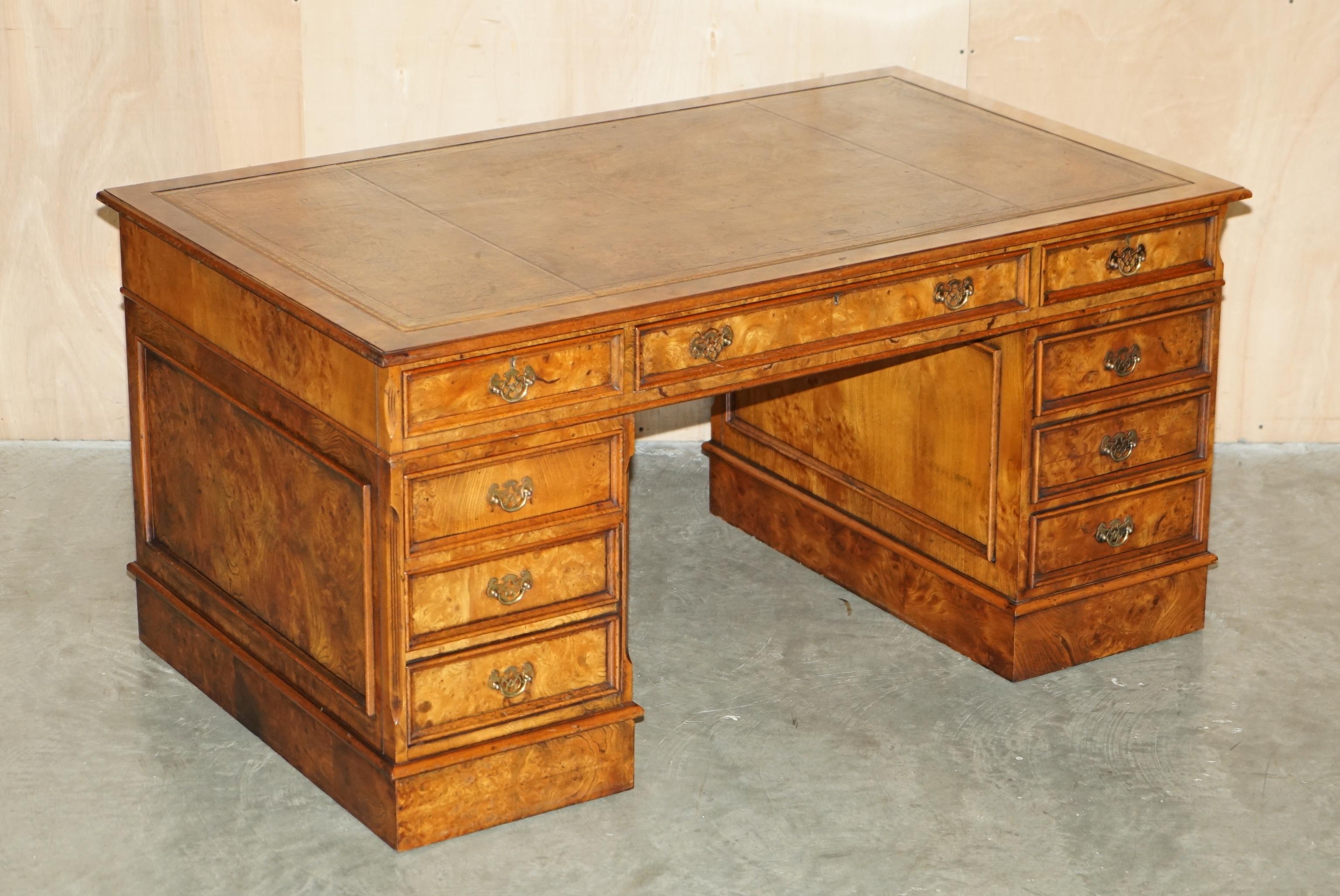 Royal House Antiques

The House Antiques a le plaisir d'offrir à la vente ce très beau bureau de partenaire à deux pieds en ronce de noyer, encadré de chêne, avec surface d'écriture en cuir brun teintée à la main, embossée à la feuille d'or et dotée