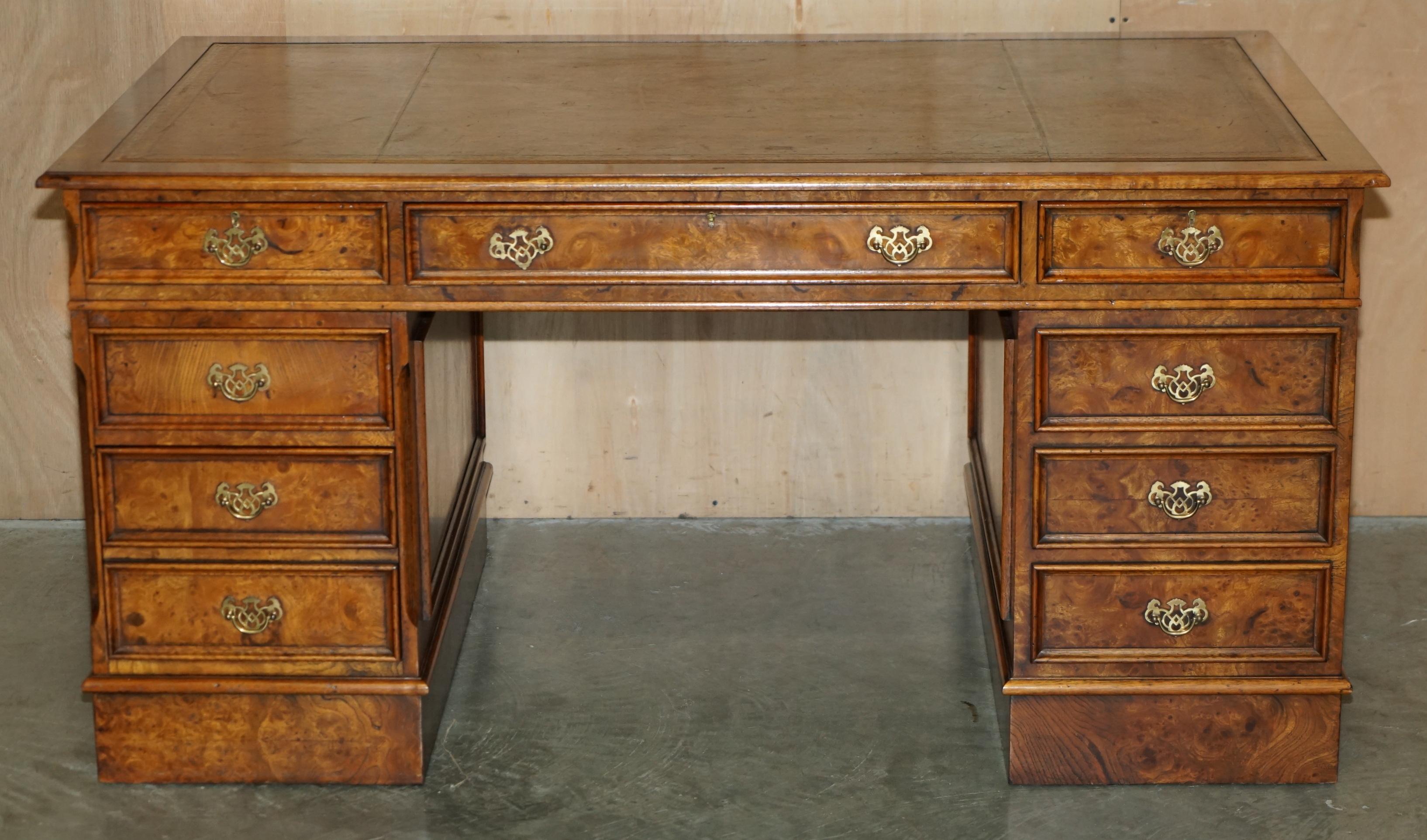 Victorien EXQUISITE GARDE DE PARTENAIRES EN CUIR MARRON WALNUT VINTAGE POUR LES TRAVAILS DE SERVICE À PROPOS DE SLIP en vente