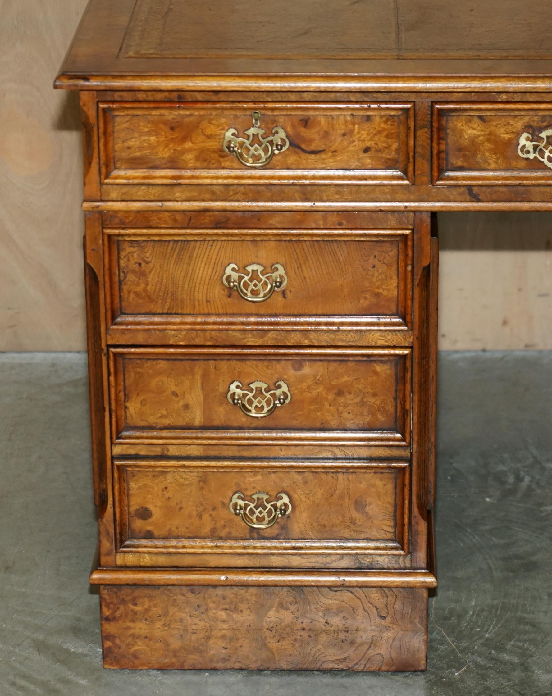 Anglais EXQUISITE GARDE DE PARTENAIRES EN CUIR MARRON WALNUT VINTAGE POUR LES TRAVAILS DE SERVICE À PROPOS DE SLIP en vente