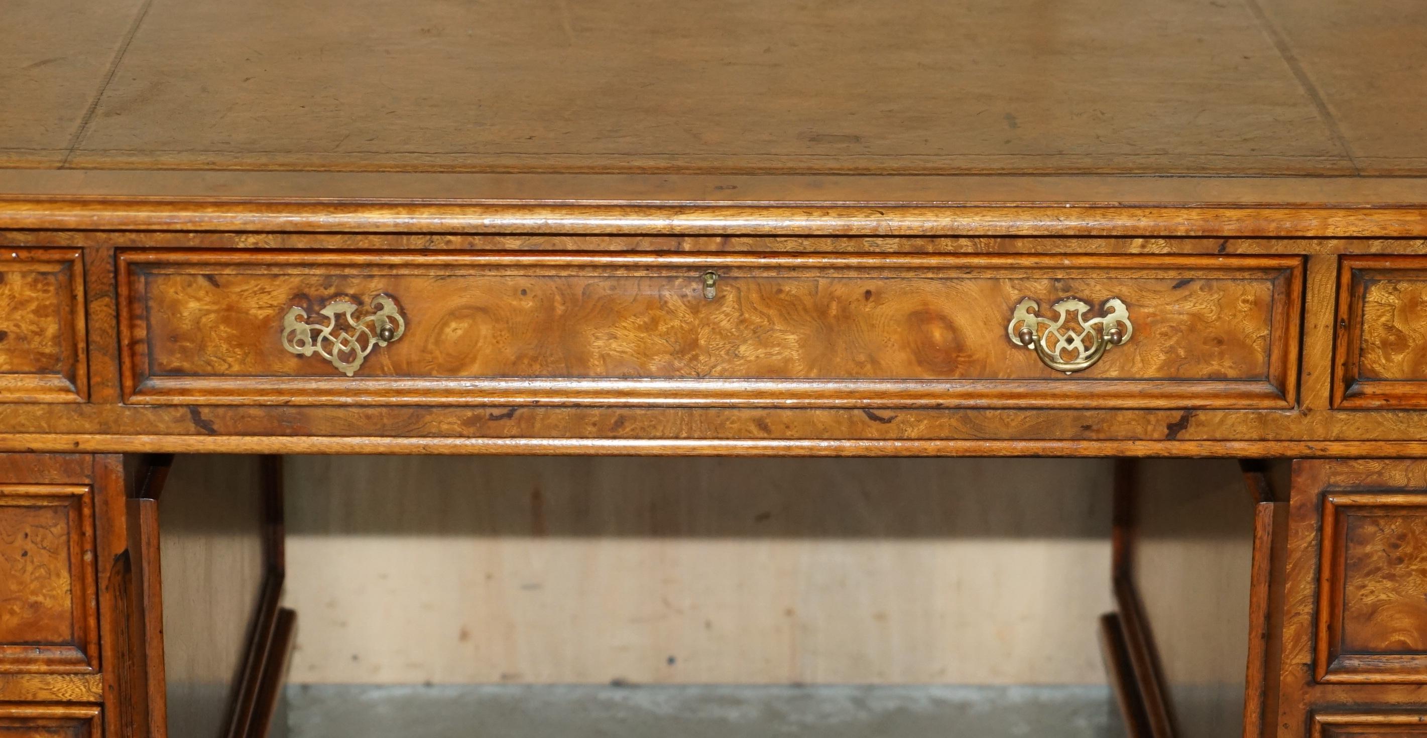 20ième siècle EXQUISITE GARDE DE PARTENAIRES EN CUIR MARRON WALNUT VINTAGE POUR LES TRAVAILS DE SERVICE À PROPOS DE SLIP en vente