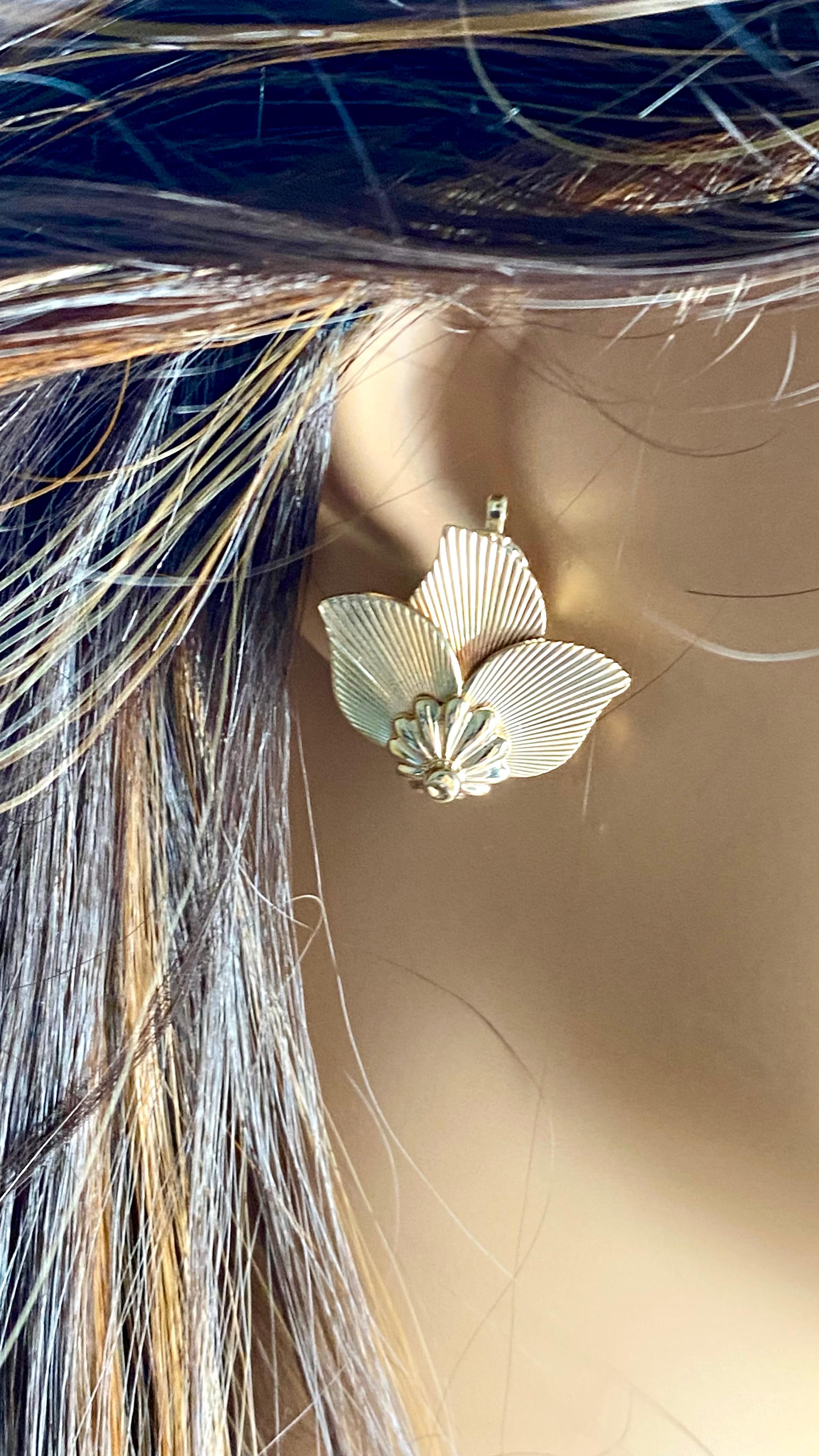 Exquisite Vintage Cartier 14K Gold 'Lotus' Clip Earrings A Timeless Investment In Good Condition In New York, NY