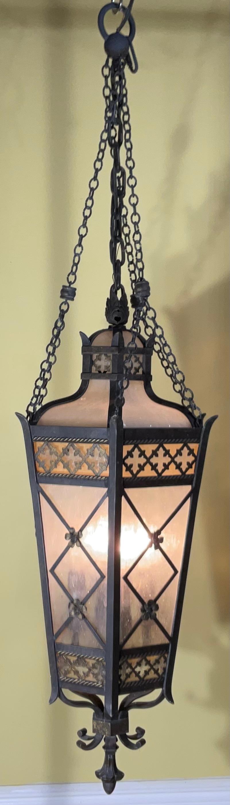 

¡Ilumina tu espacio con un toque de sofisticación clásica! Esta lámpara de araña vintage ofrece una mezcla única de encanto y elegancia atemporal.  Fabricado en latón de alta calidad, con un  Acabado protector antiguo, esta araña no es sólo un